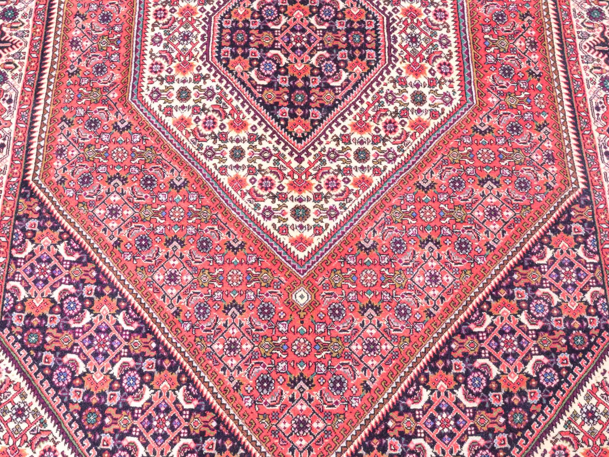 Handgeknüpfter Bidjar Perserteppich von Khademi aus Wolle, rot. Feiner, kurdischer Dorfteppich mit geometrischem Medaillon. Orientteppich, von Hand geknüpft in Iran. Größe: 175 cm x 112 cm. Teppichnummer: SB3-1134 | Jupiter Intl.