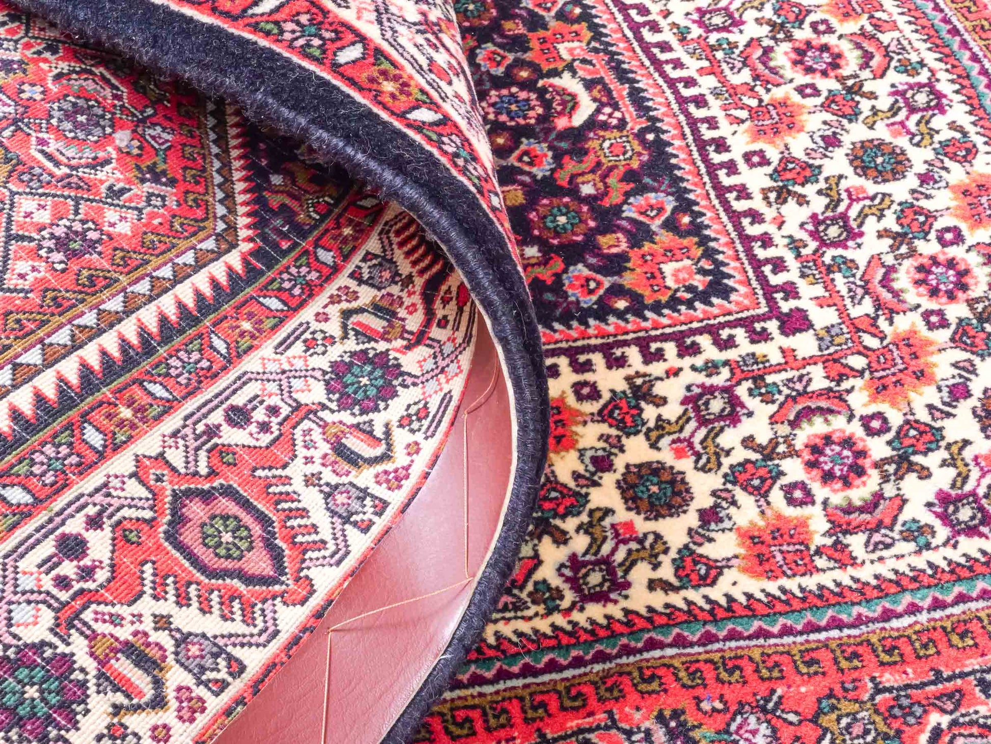 Handgeknüpfter Bidjar Perserteppich von Khademi aus Wolle, rot. Feiner, kurdischer Dorfteppich mit geometrischem Medaillon. Orientteppich, von Hand geknüpft in Iran. Größe: 175 cm x 112 cm. Teppichnummer: SB3-1134 | Jupiter Intl.