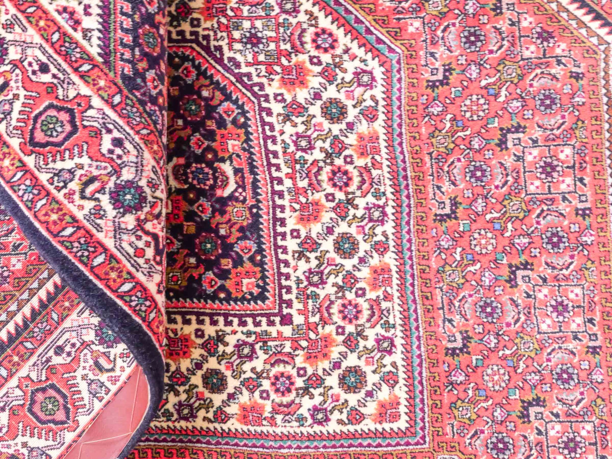 Handgeknüpfter Bidjar Perserteppich von Khademi aus Wolle, rot. Feiner, kurdischer Dorfteppich mit geometrischem Medaillon. Orientteppich, von Hand geknüpft in Iran. Größe: 175 cm x 112 cm. Teppichnummer: SB3-1134 | Jupiter Intl.