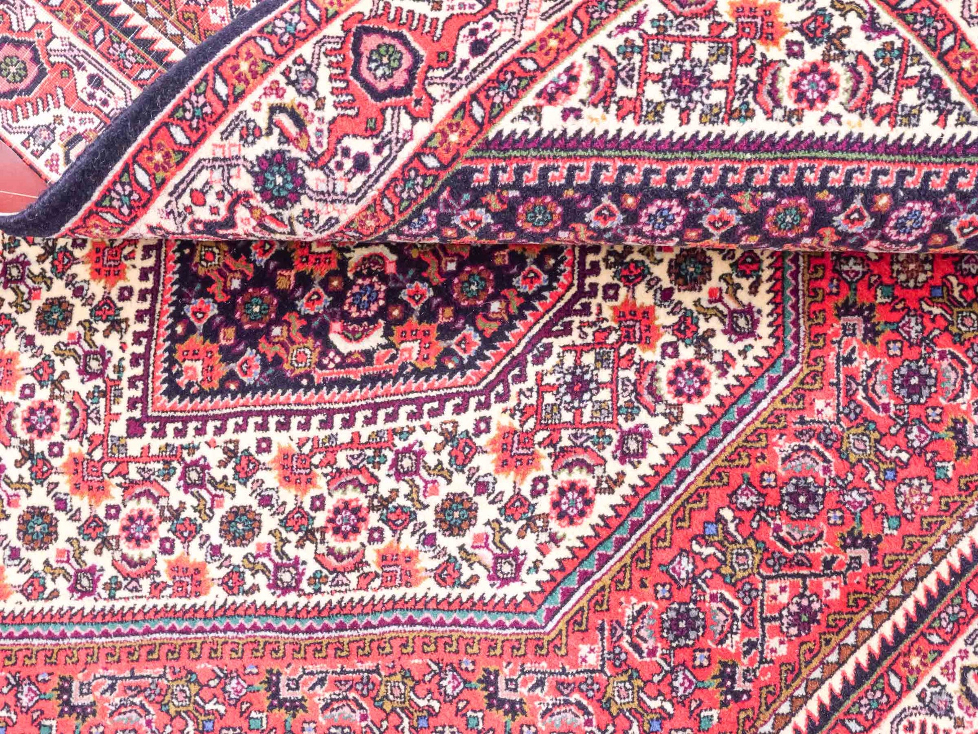 Handgeknüpfter Bidjar Perserteppich von Khademi aus Wolle, rot. Feiner, kurdischer Dorfteppich mit geometrischem Medaillon. Orientteppich, von Hand geknüpft in Iran. Größe: 175 cm x 112 cm. Teppichnummer: SB3-1134 | Jupiter Intl.