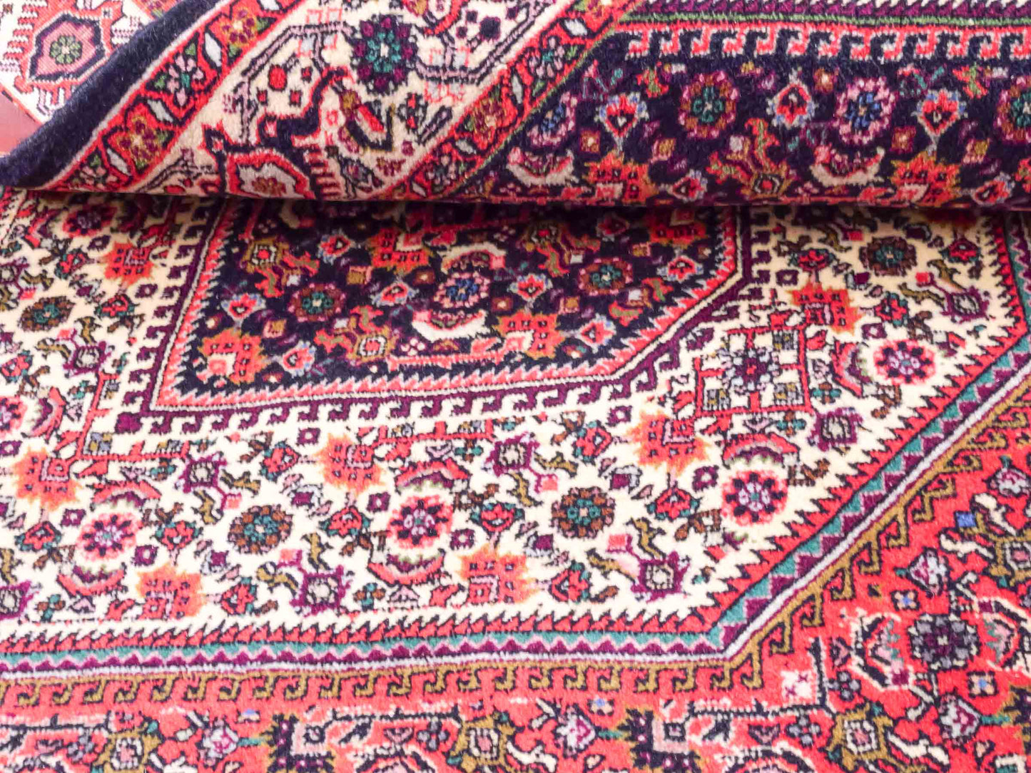 Handgeknüpfter Bidjar Perserteppich von Khademi aus Wolle, rot. Feiner, kurdischer Dorfteppich mit geometrischem Medaillon. Orientteppich, von Hand geknüpft in Iran. Größe: 175 cm x 112 cm. Teppichnummer: SB3-1134 | Jupiter Intl.