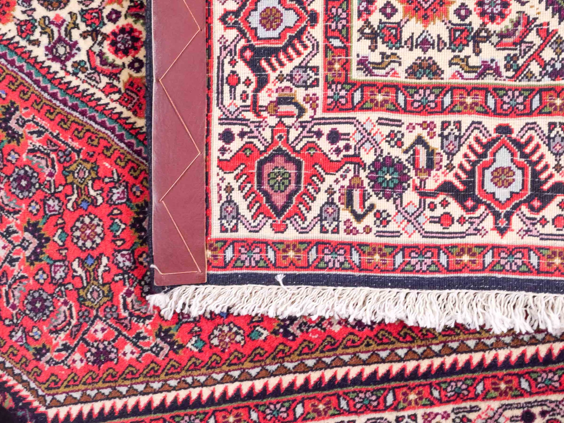 Handgeknüpfter Bidjar Perserteppich von Khademi aus Wolle, rot. Feiner, kurdischer Dorfteppich mit geometrischem Medaillon. Orientteppich, von Hand geknüpft in Iran. Größe: 175 cm x 112 cm. Teppichnummer: SB3-1134 | Jupiter Intl.