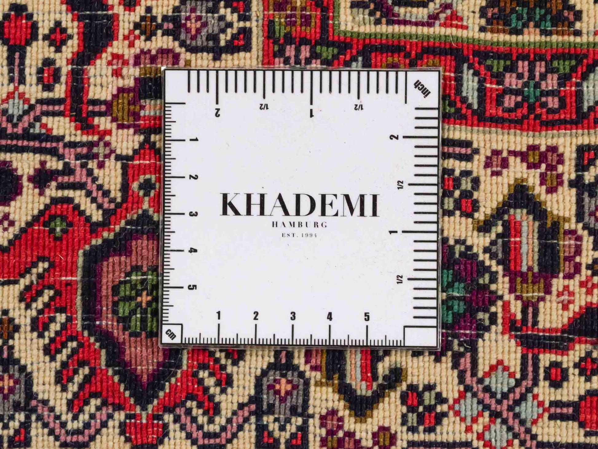 Handgeknüpfter Bidjar Perserteppich von Khademi aus Wolle, rot. Feiner, kurdischer Dorfteppich mit geometrischem Medaillon. Orientteppich, von Hand geknüpft in Iran. Größe: 175 cm x 112 cm. Teppichnummer: SB3-1134 | Jupiter Intl.