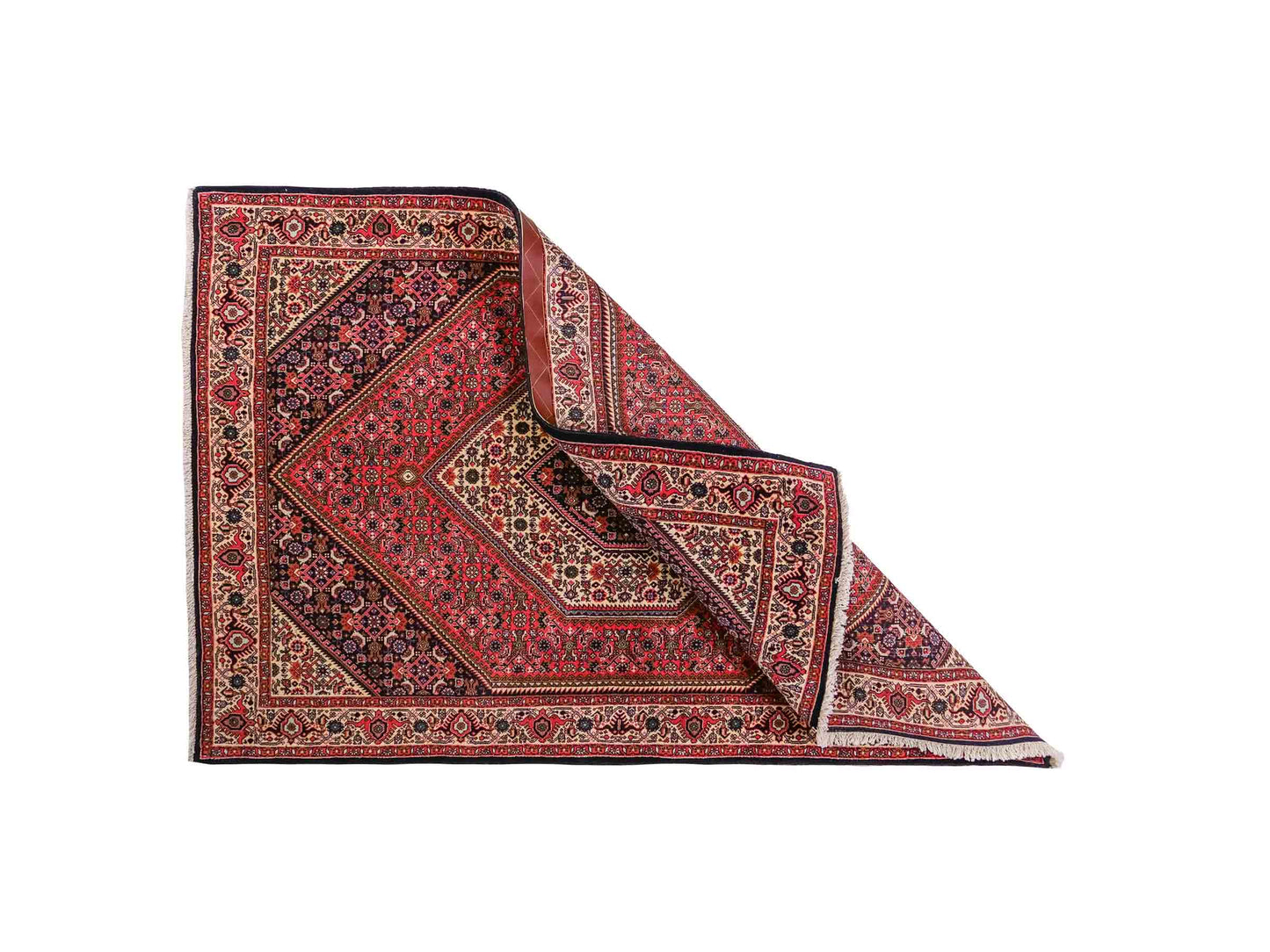Handgeknüpfter Bidjar Perserteppich von Khademi aus Wolle, rot. Feiner, kurdischer Dorfteppich mit geometrischem Medaillon. Orientteppich, von Hand geknüpft in Iran. Größe: 175 cm x 112 cm. Teppichnummer: SB3-1134 | Jupiter Intl.