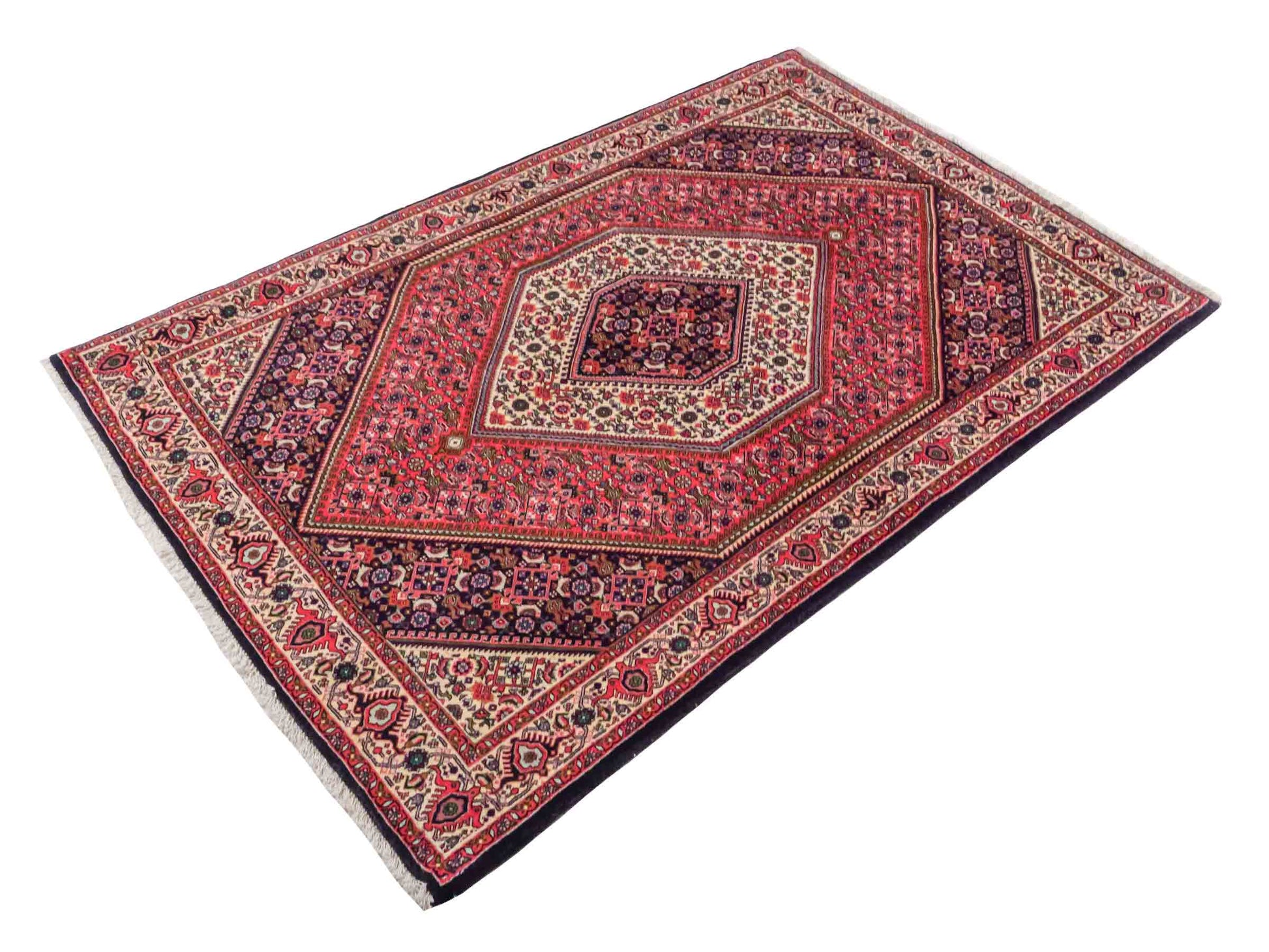 Handgeknüpfter Bidjar Perserteppich von Khademi aus Wolle, rot. Feiner, kurdischer Dorfteppich mit geometrischem Medaillon. Orientteppich, von Hand geknüpft in Iran. Größe: 175 cm x 112 cm. Teppichnummer: SB3-1134 | Jupiter Intl.