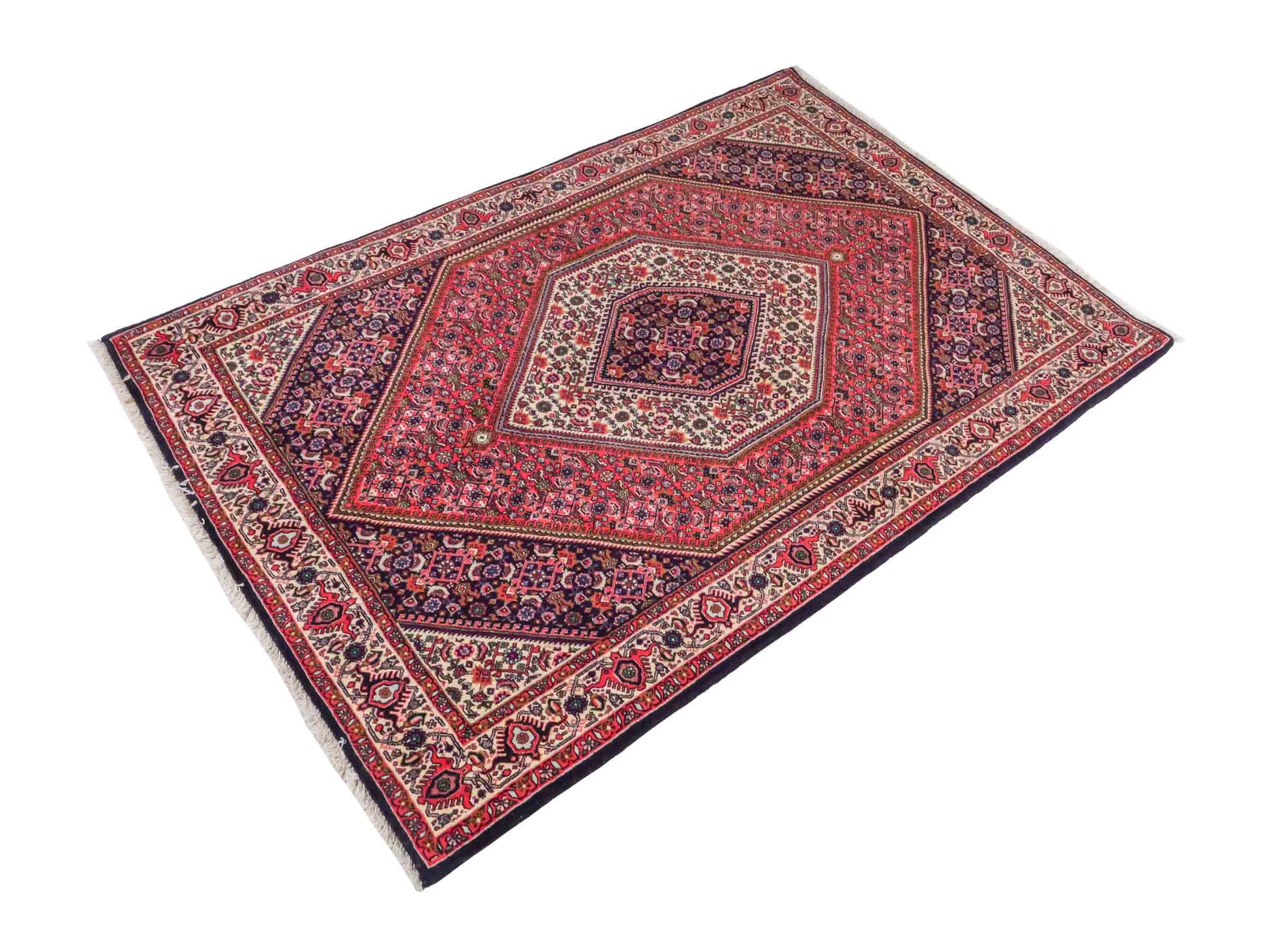 Handgeknüpfter Bidjar Perserteppich von Khademi aus Wolle, rot. Feiner, kurdischer Dorfteppich mit geometrischem Medaillon. Orientteppich, von Hand geknüpft in Iran. Größe: 175 cm x 112 cm. Teppichnummer: SB3-1134 | Jupiter Intl.