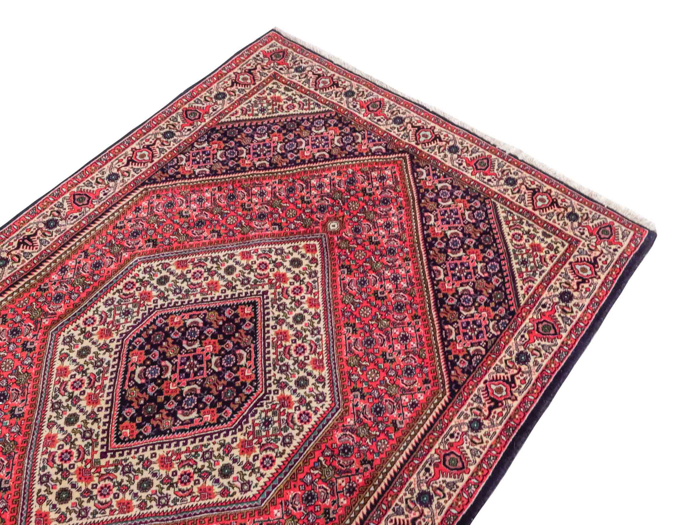 Handgeknüpfter Bidjar Perserteppich von Khademi aus Wolle, rot. Feiner, kurdischer Dorfteppich mit geometrischem Medaillon. Orientteppich, von Hand geknüpft in Iran. Größe: 175 cm x 112 cm. Teppichnummer: SB3-1134 | Jupiter Intl.