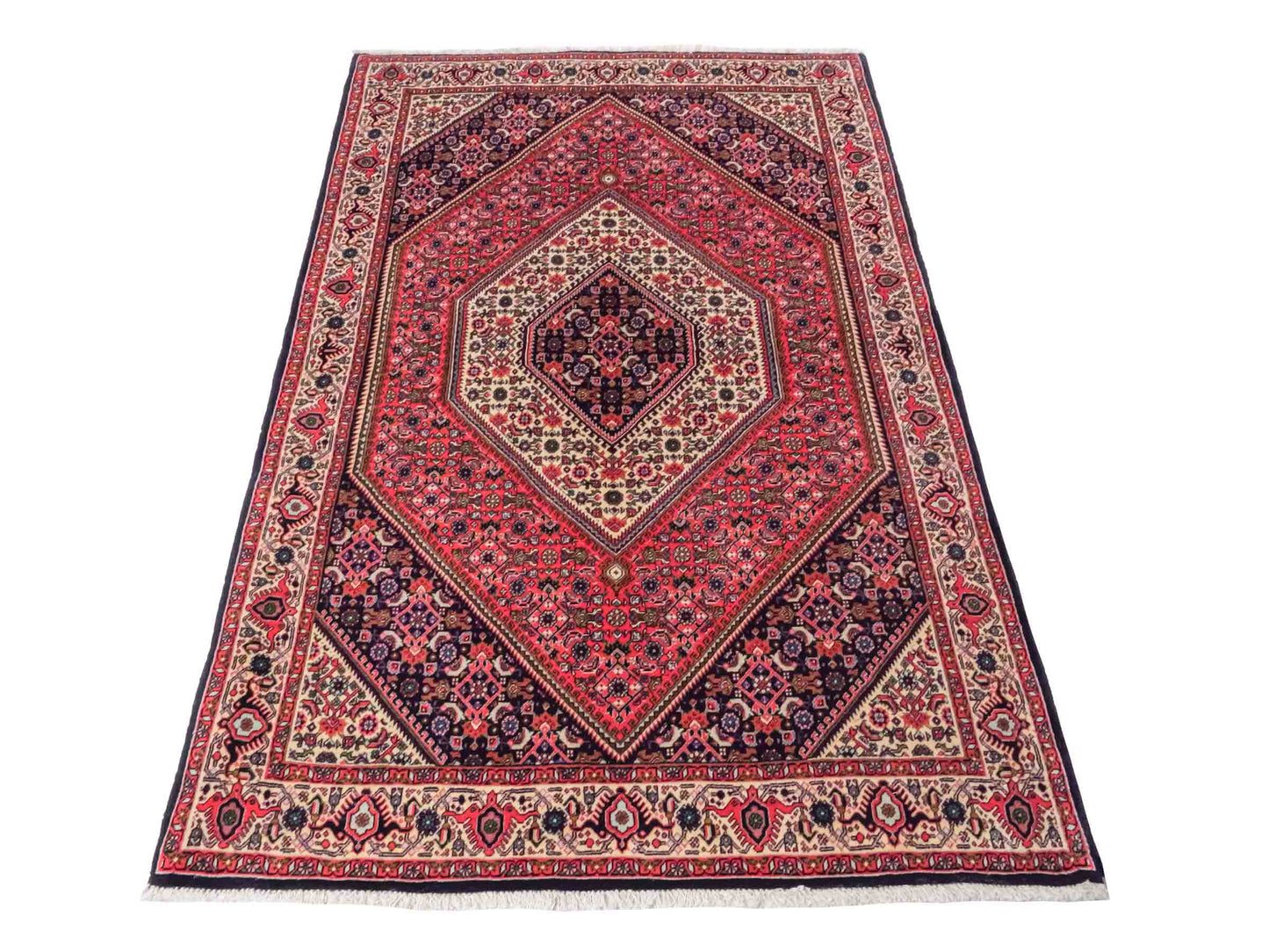 Handgeknüpfter Bidjar Perserteppich von Khademi aus Wolle, rot. Feiner, kurdischer Dorfteppich mit geometrischem Medaillon. Orientteppich, von Hand geknüpft in Iran. Größe: 175 cm x 112 cm. Teppichnummer: SB3-1134 | Jupiter Intl.