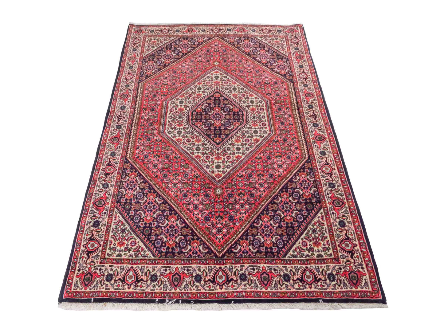 Handgeknüpfter Bidjar Perserteppich von Khademi aus Wolle, rot. Feiner, kurdischer Dorfteppich mit geometrischem Medaillon. Orientteppich, von Hand geknüpft in Iran. Größe: 175 cm x 112 cm. Teppichnummer: SB3-1134 | Jupiter Intl.