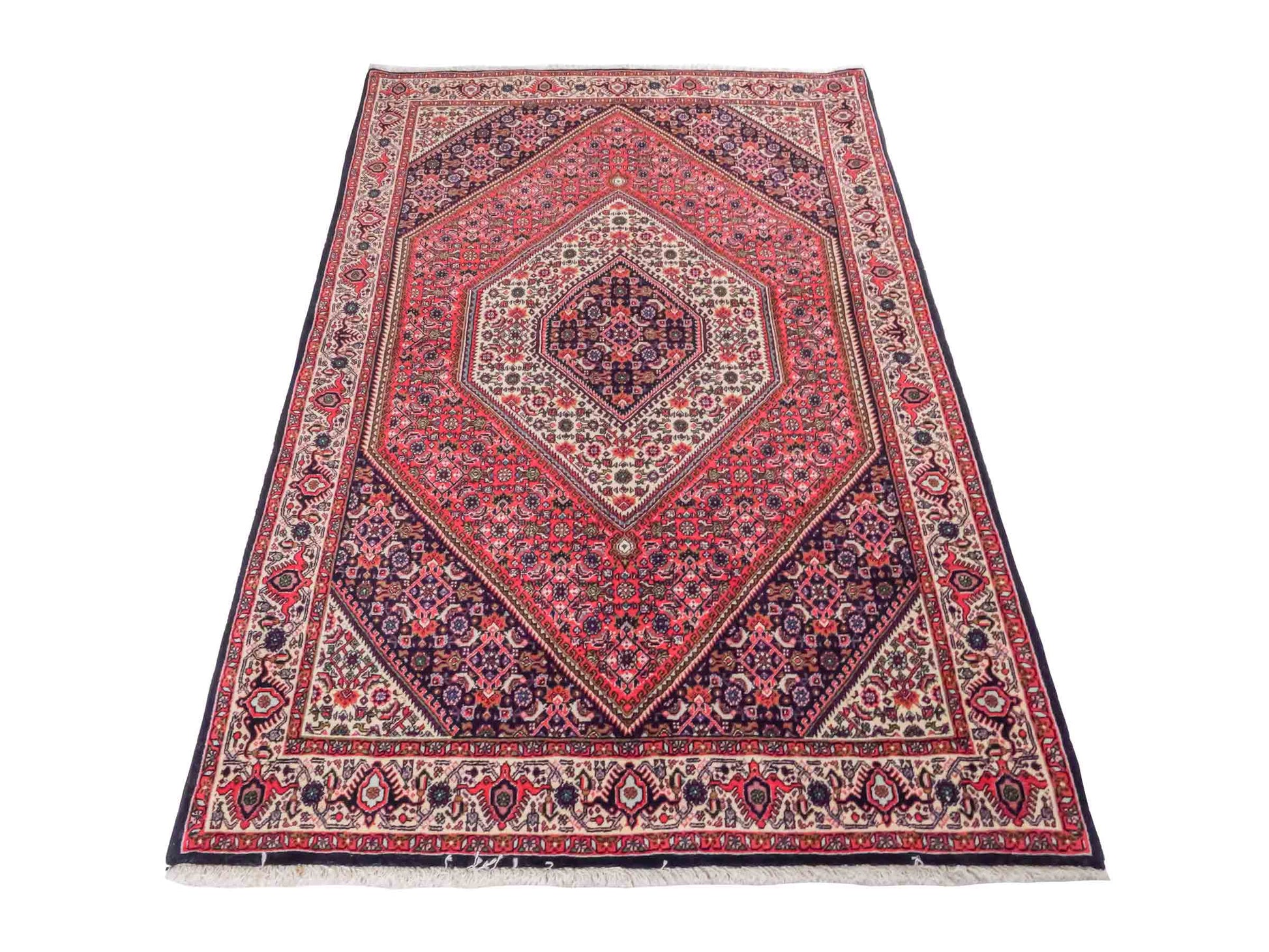 Handgeknüpfter Bidjar Perserteppich von Khademi aus Wolle, rot. Feiner, kurdischer Dorfteppich mit geometrischem Medaillon. Orientteppich, von Hand geknüpft in Iran. Größe: 175 cm x 112 cm. Teppichnummer: SB3-1134 | Jupiter Intl.