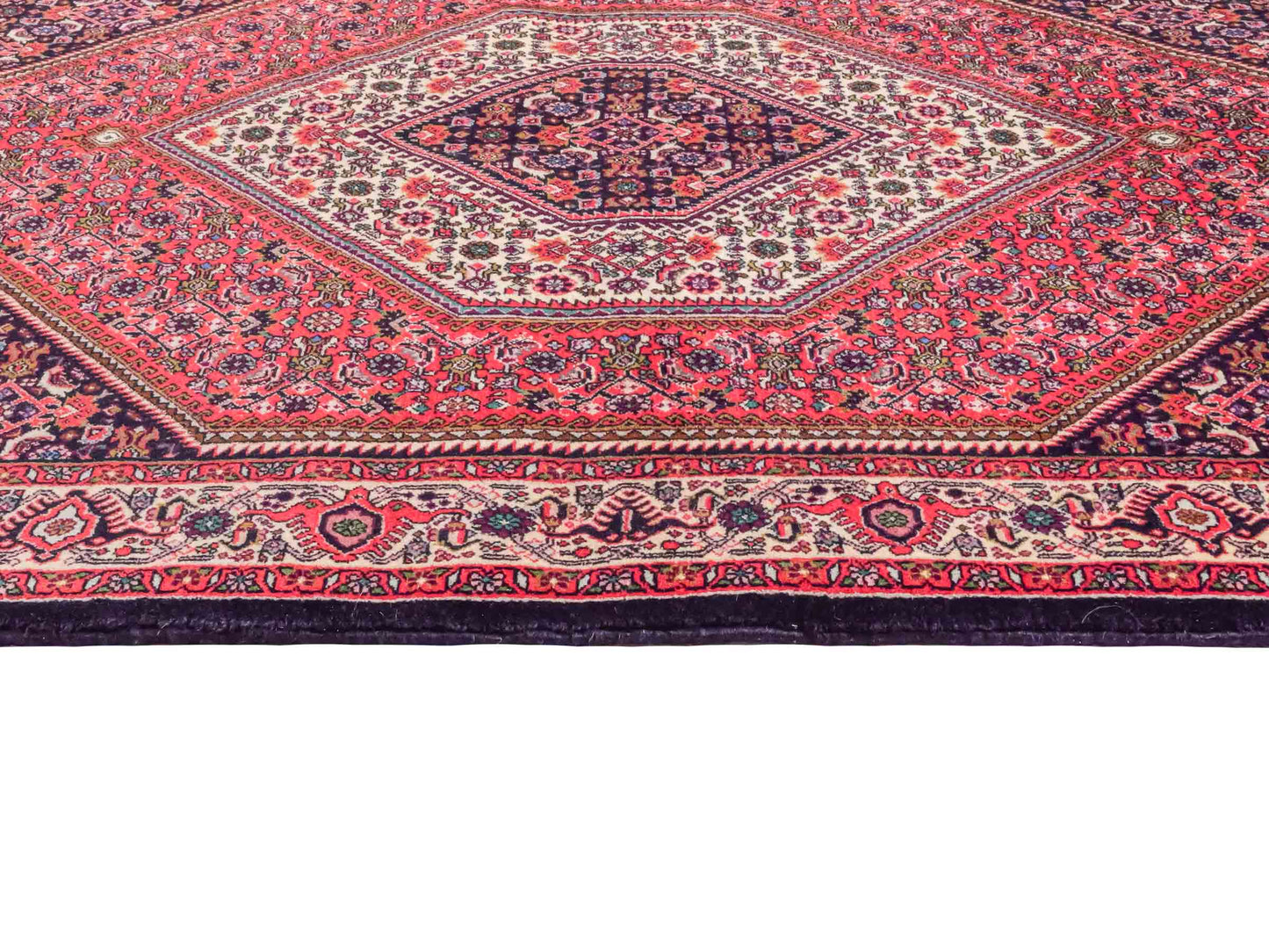 Handgeknüpfter Bidjar Perserteppich von Khademi aus Wolle, rot. Feiner, kurdischer Dorfteppich mit geometrischem Medaillon. Orientteppich, von Hand geknüpft in Iran. Größe: 175 cm x 112 cm. Teppichnummer: SB3-1134 | Jupiter Intl.