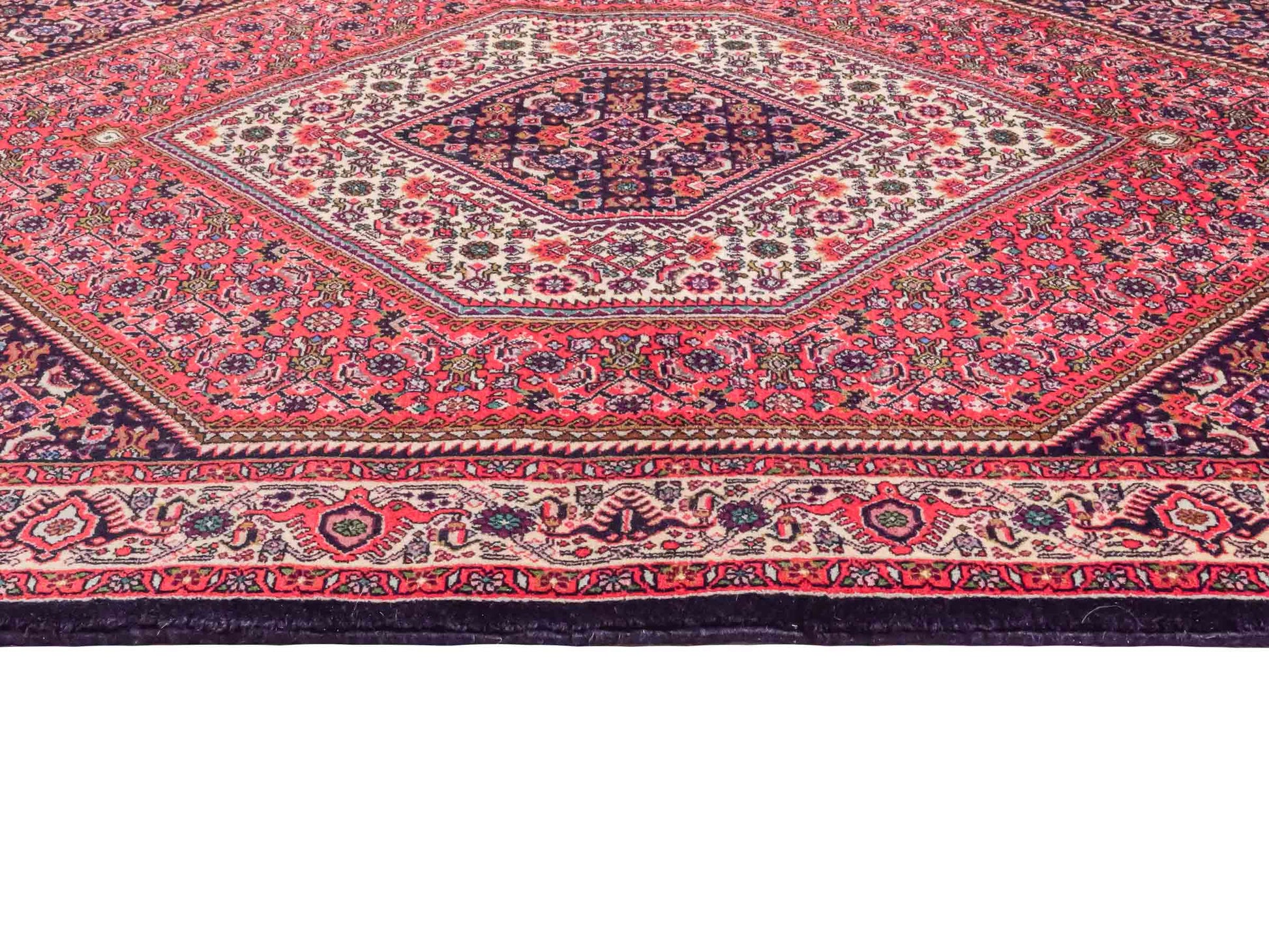 Handgeknüpfter Bidjar Perserteppich von Khademi aus Wolle, rot. Feiner, kurdischer Dorfteppich mit geometrischem Medaillon. Orientteppich, von Hand geknüpft in Iran. Größe: 175 cm x 112 cm. Teppichnummer: SB3-1134 | Jupiter Intl.