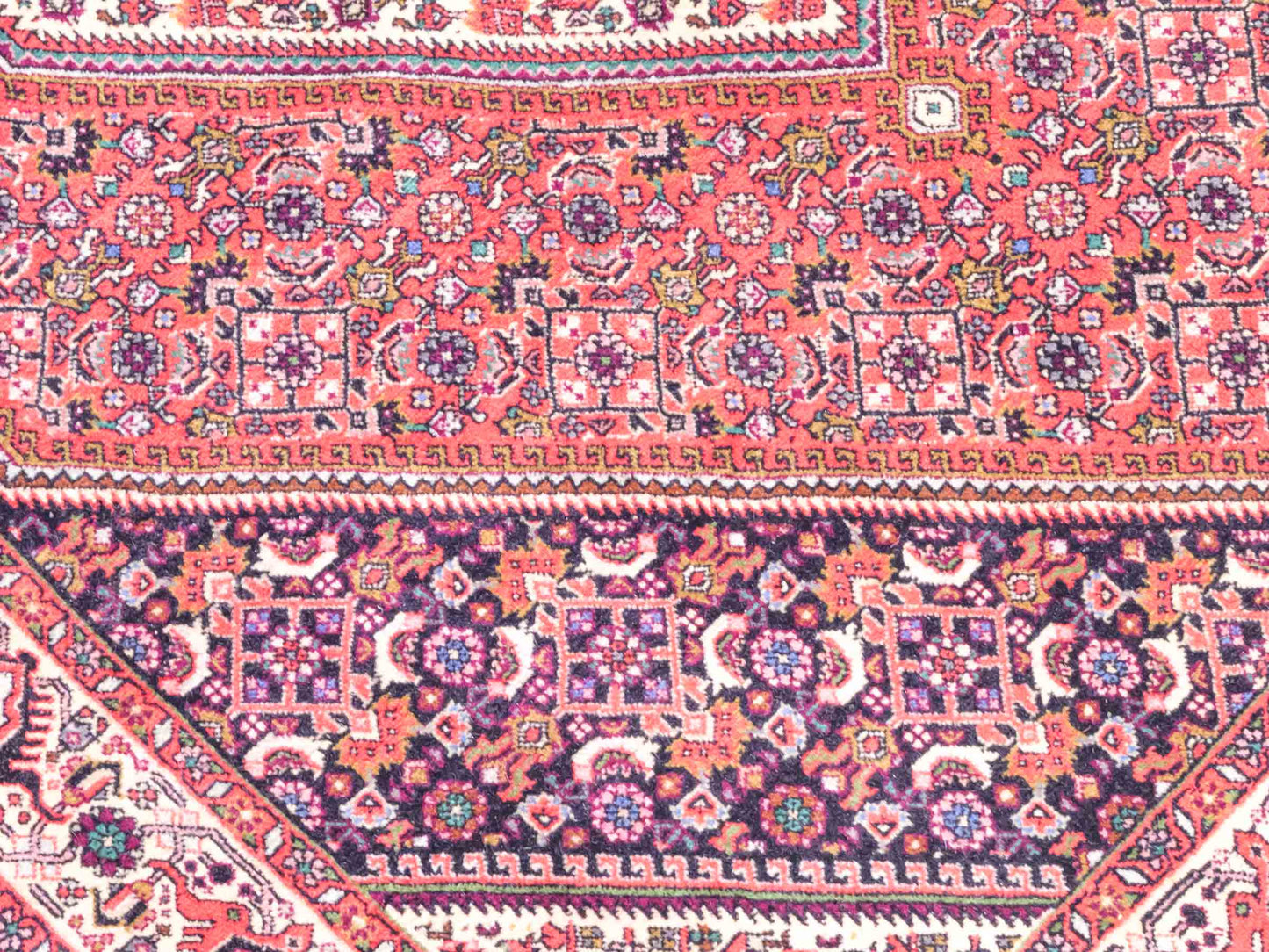 Handgeknüpfter Bidjar Perserteppich von Khademi aus Wolle, rot. Feiner, kurdischer Dorfteppich mit geometrischem Medaillon. Orientteppich, von Hand geknüpft in Iran. Größe: 175 cm x 112 cm. Teppichnummer: SB3-1134 | Jupiter Intl.