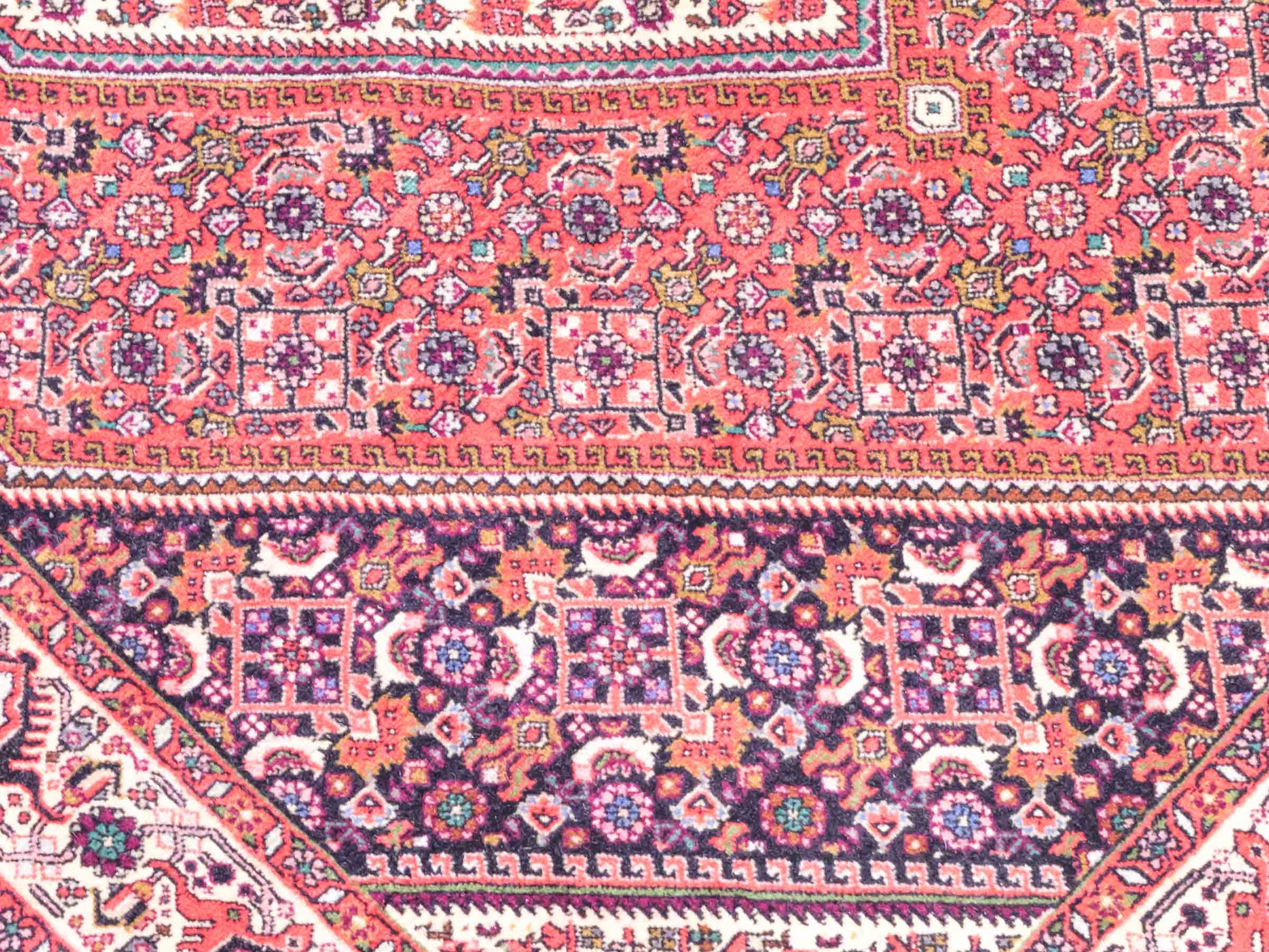 Handgeknüpfter Bidjar Perserteppich von Khademi aus Wolle, rot. Feiner, kurdischer Dorfteppich mit geometrischem Medaillon. Orientteppich, von Hand geknüpft in Iran. Größe: 175 cm x 112 cm. Teppichnummer: SB3-1134 | Jupiter Intl.