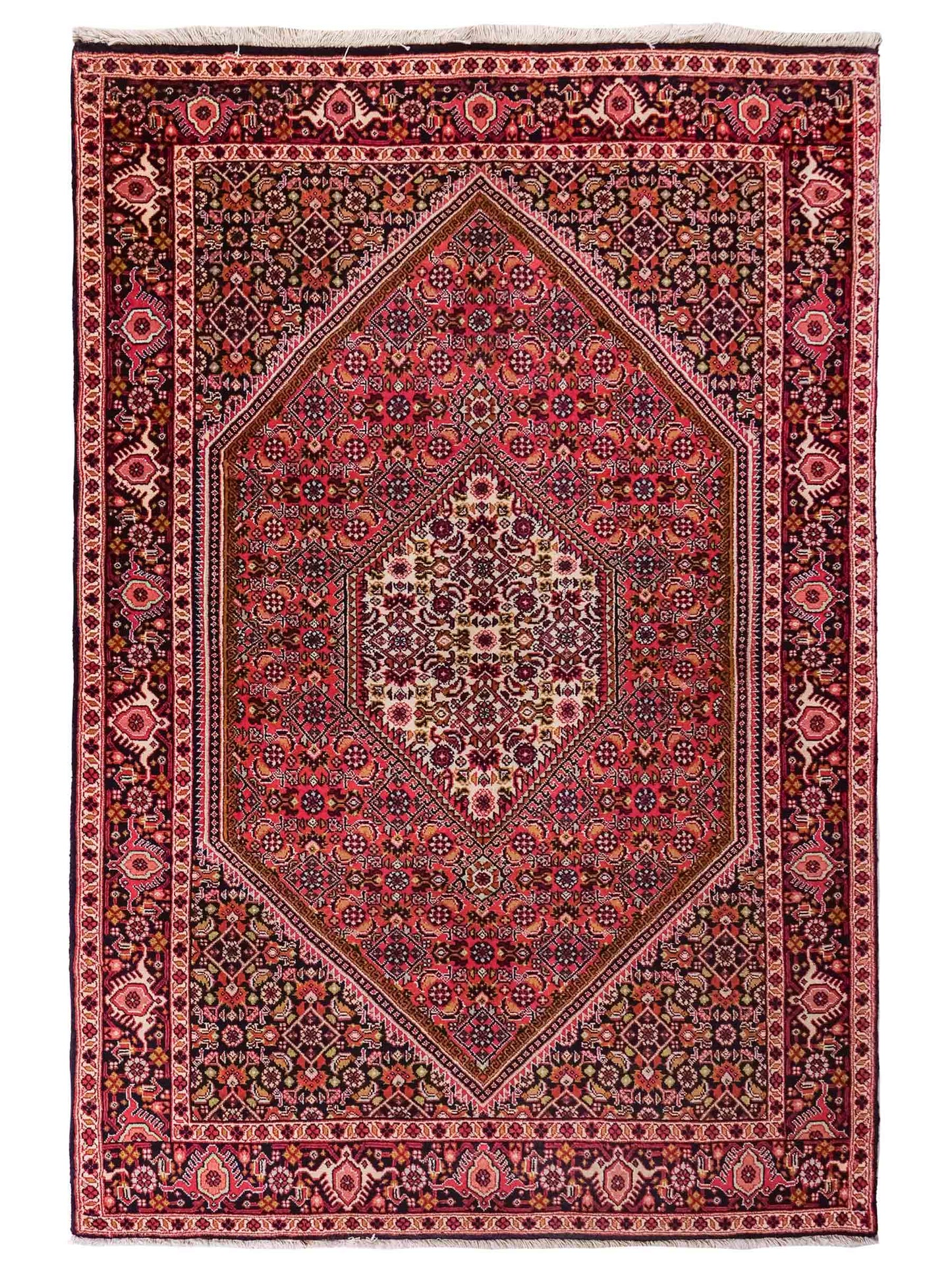 Handgeknüpfter Bidjar Perserteppich von Khademi aus Wolle, rot. Feiner, kurdischer Dorfteppich mit geometrischem Medaillon. Orientteppich, von Hand geknüpft in Iran. Größe: 176 cm x 109 cm. Teppichnummer: SB3-1133 | Jupiter Intl.