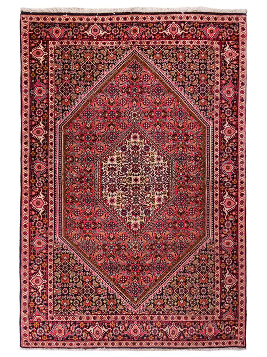 Handgeknüpfter Bidjar Perserteppich von Khademi aus Wolle, rot. Feiner, kurdischer Dorfteppich mit geometrischem Medaillon. Orientteppich, von Hand geknüpft in Iran. Größe: 176 cm x 109 cm. Teppichnummer: SB3-1133 | Jupiter Intl.