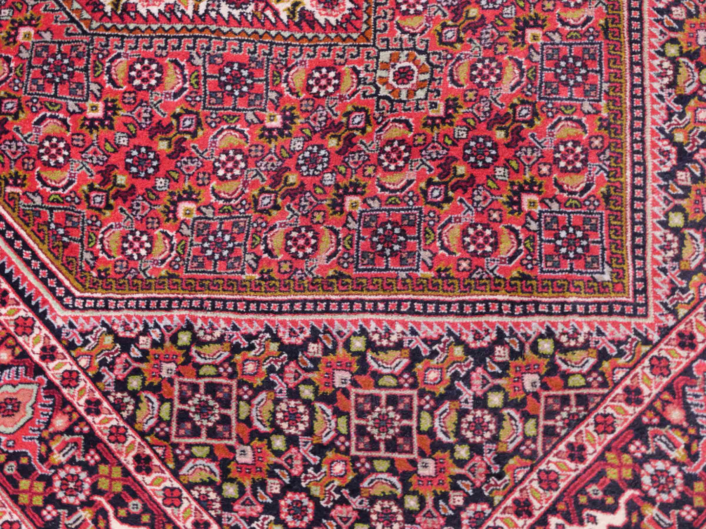 Handgeknüpfter Bidjar Perserteppich von Khademi aus Wolle, rot. Feiner, kurdischer Dorfteppich mit geometrischem Medaillon. Orientteppich, von Hand geknüpft in Iran. Größe: 176 cm x 109 cm. Teppichnummer: SB3-1133 | Jupiter Intl.