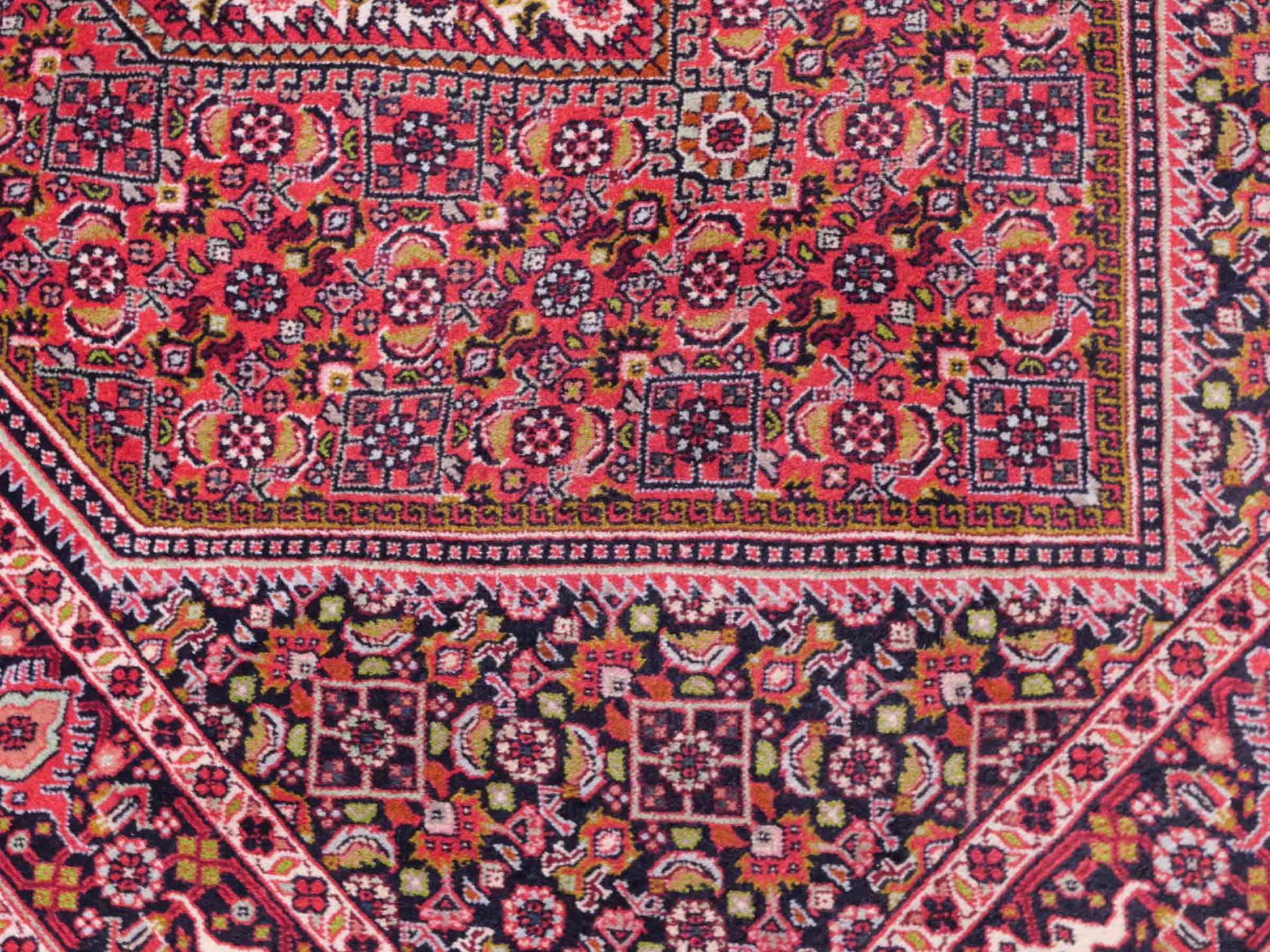 Handgeknüpfter Bidjar Perserteppich von Khademi aus Wolle, rot. Feiner, kurdischer Dorfteppich mit geometrischem Medaillon. Orientteppich, von Hand geknüpft in Iran. Größe: 176 cm x 109 cm. Teppichnummer: SB3-1133 | Jupiter Intl.
