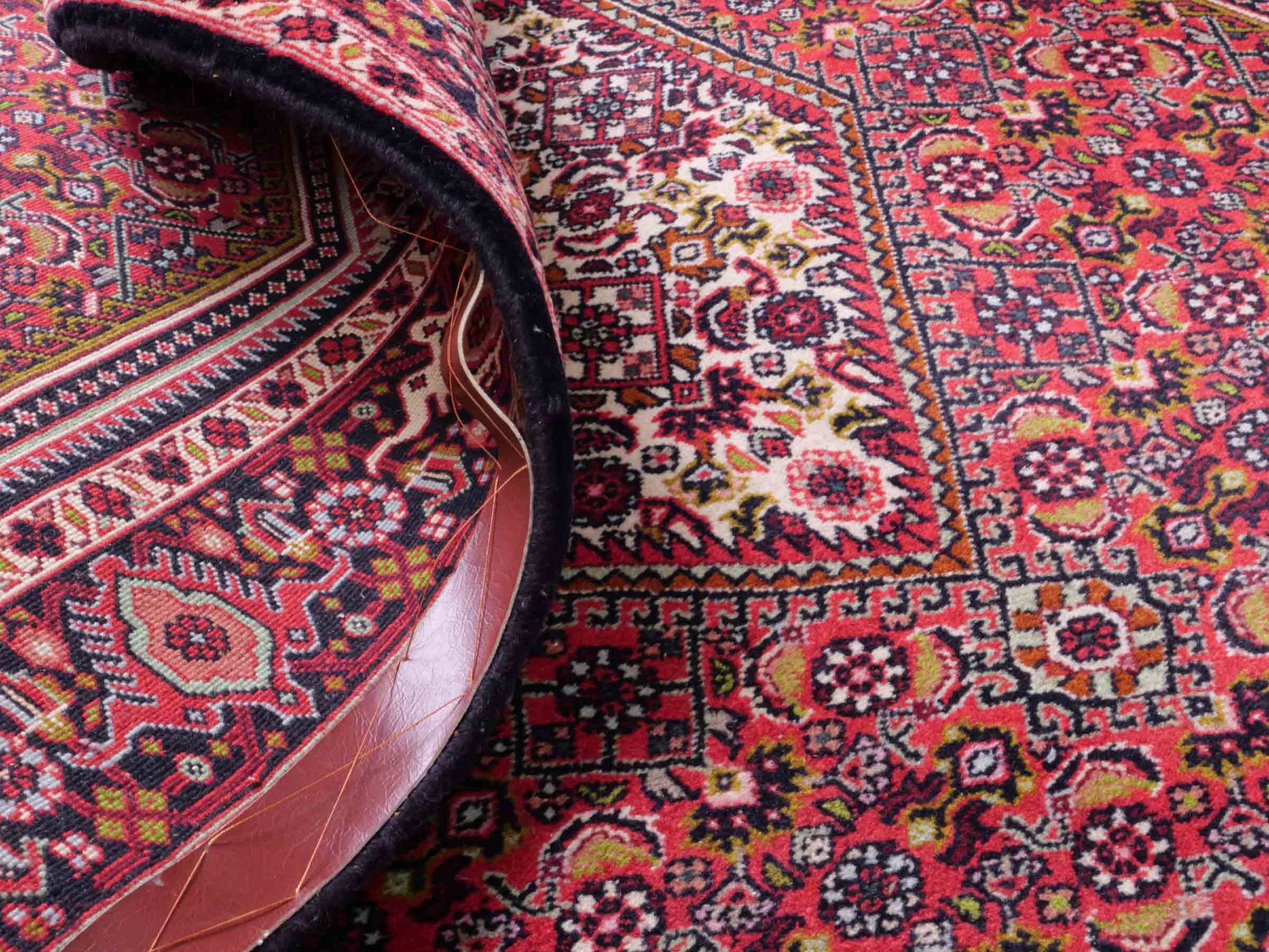 Handgeknüpfter Bidjar Perserteppich von Khademi aus Wolle, rot. Feiner, kurdischer Dorfteppich mit geometrischem Medaillon. Orientteppich, von Hand geknüpft in Iran. Größe: 176 cm x 109 cm. Teppichnummer: SB3-1133 | Jupiter Intl.