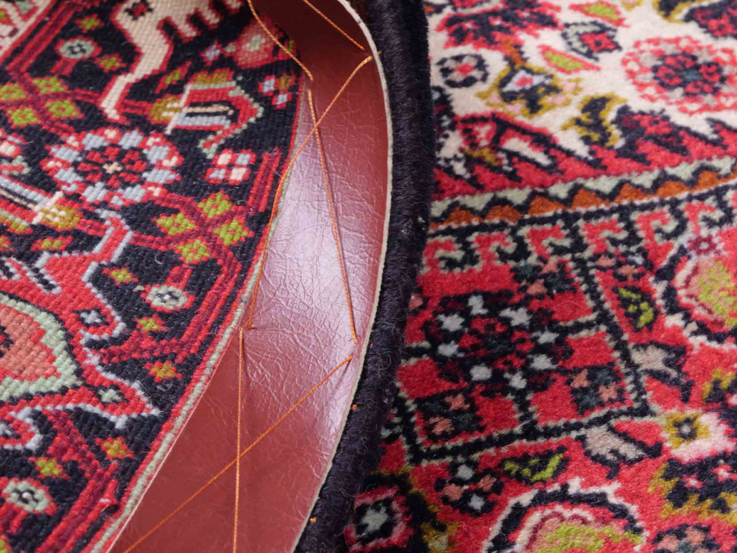 Handgeknüpfter Bidjar Perserteppich von Khademi aus Wolle, rot. Feiner, kurdischer Dorfteppich mit geometrischem Medaillon. Orientteppich, von Hand geknüpft in Iran. Größe: 176 cm x 109 cm. Teppichnummer: SB3-1133 | Jupiter Intl.