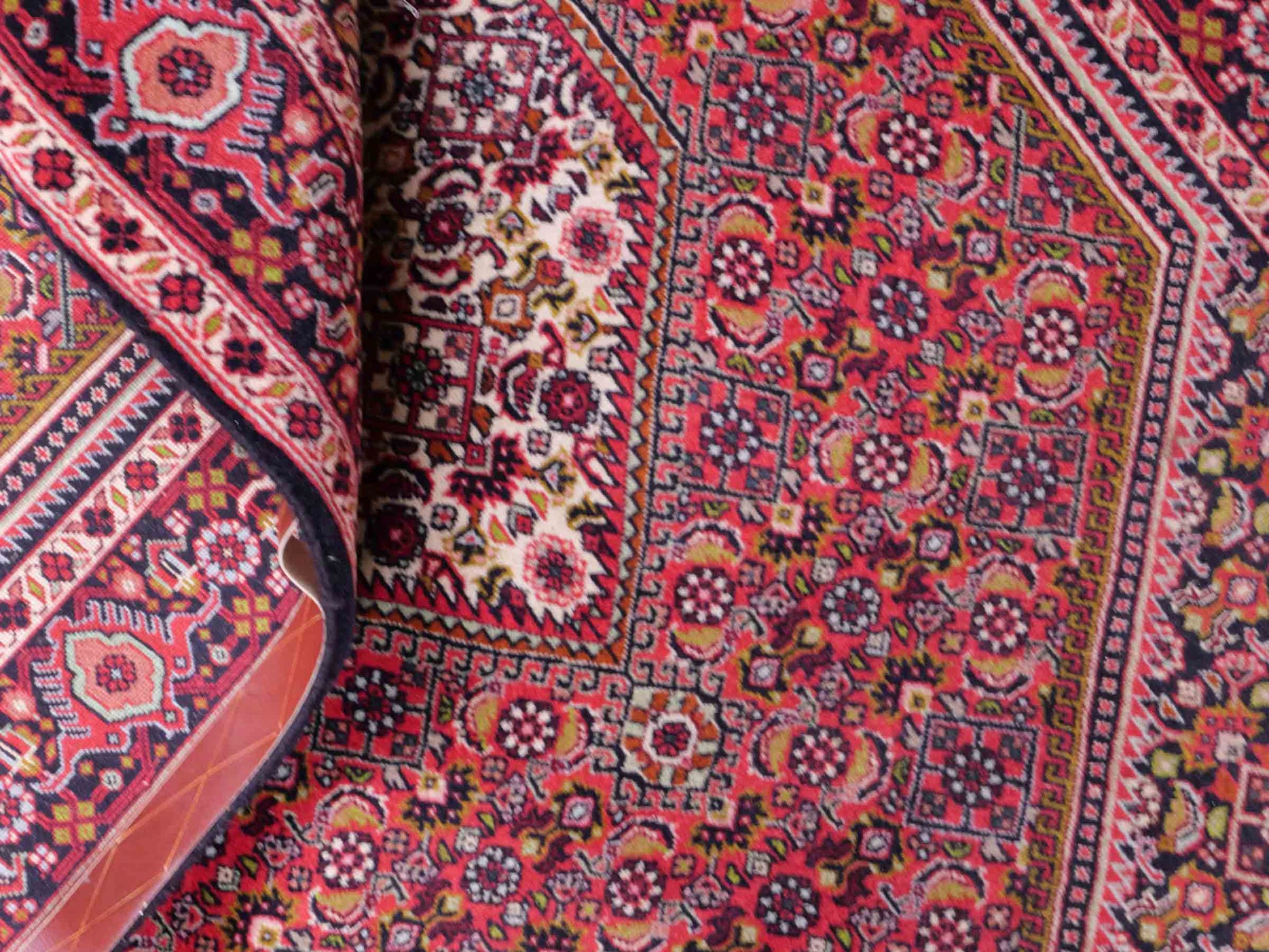 Handgeknüpfter Bidjar Perserteppich von Khademi aus Wolle, rot. Feiner, kurdischer Dorfteppich mit geometrischem Medaillon. Orientteppich, von Hand geknüpft in Iran. Größe: 176 cm x 109 cm. Teppichnummer: SB3-1133 | Jupiter Intl.