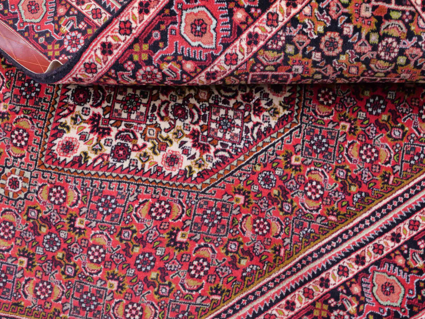 Handgeknüpfter Bidjar Perserteppich von Khademi aus Wolle, rot. Feiner, kurdischer Dorfteppich mit geometrischem Medaillon. Orientteppich, von Hand geknüpft in Iran. Größe: 176 cm x 109 cm. Teppichnummer: SB3-1133 | Jupiter Intl.