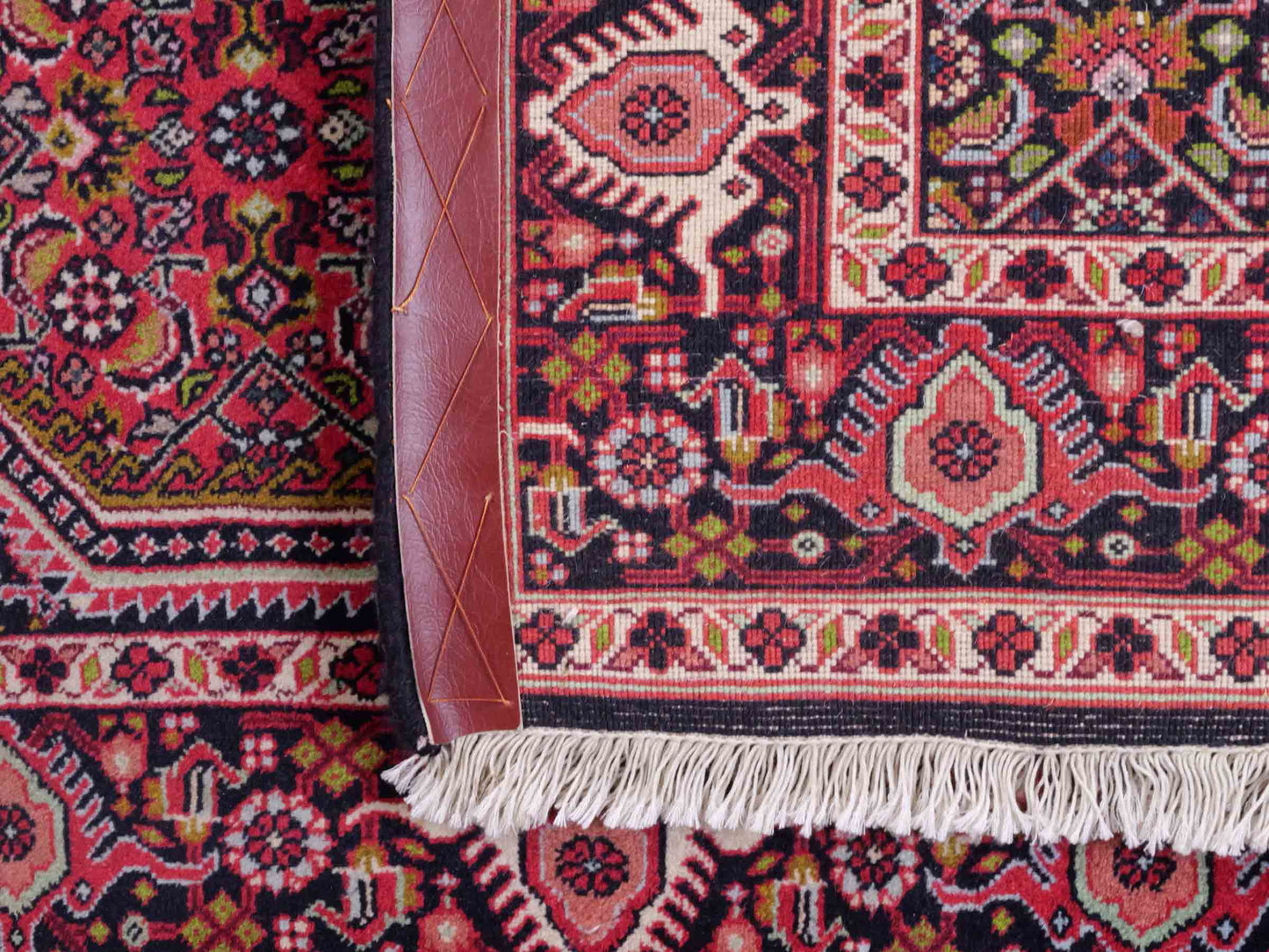 Handgeknüpfter Bidjar Perserteppich von Khademi aus Wolle, rot. Feiner, kurdischer Dorfteppich mit geometrischem Medaillon. Orientteppich, von Hand geknüpft in Iran. Größe: 176 cm x 109 cm. Teppichnummer: SB3-1133 | Jupiter Intl.