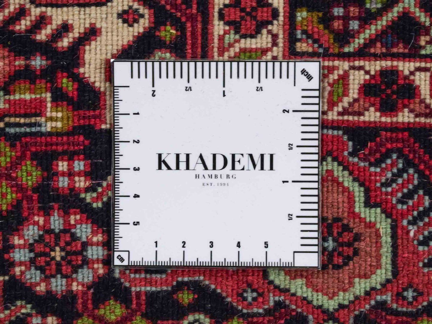 Handgeknüpfter Bidjar Perserteppich von Khademi aus Wolle, rot. Feiner, kurdischer Dorfteppich mit geometrischem Medaillon. Orientteppich, von Hand geknüpft in Iran. Größe: 176 cm x 109 cm. Teppichnummer: SB3-1133 | Jupiter Intl.