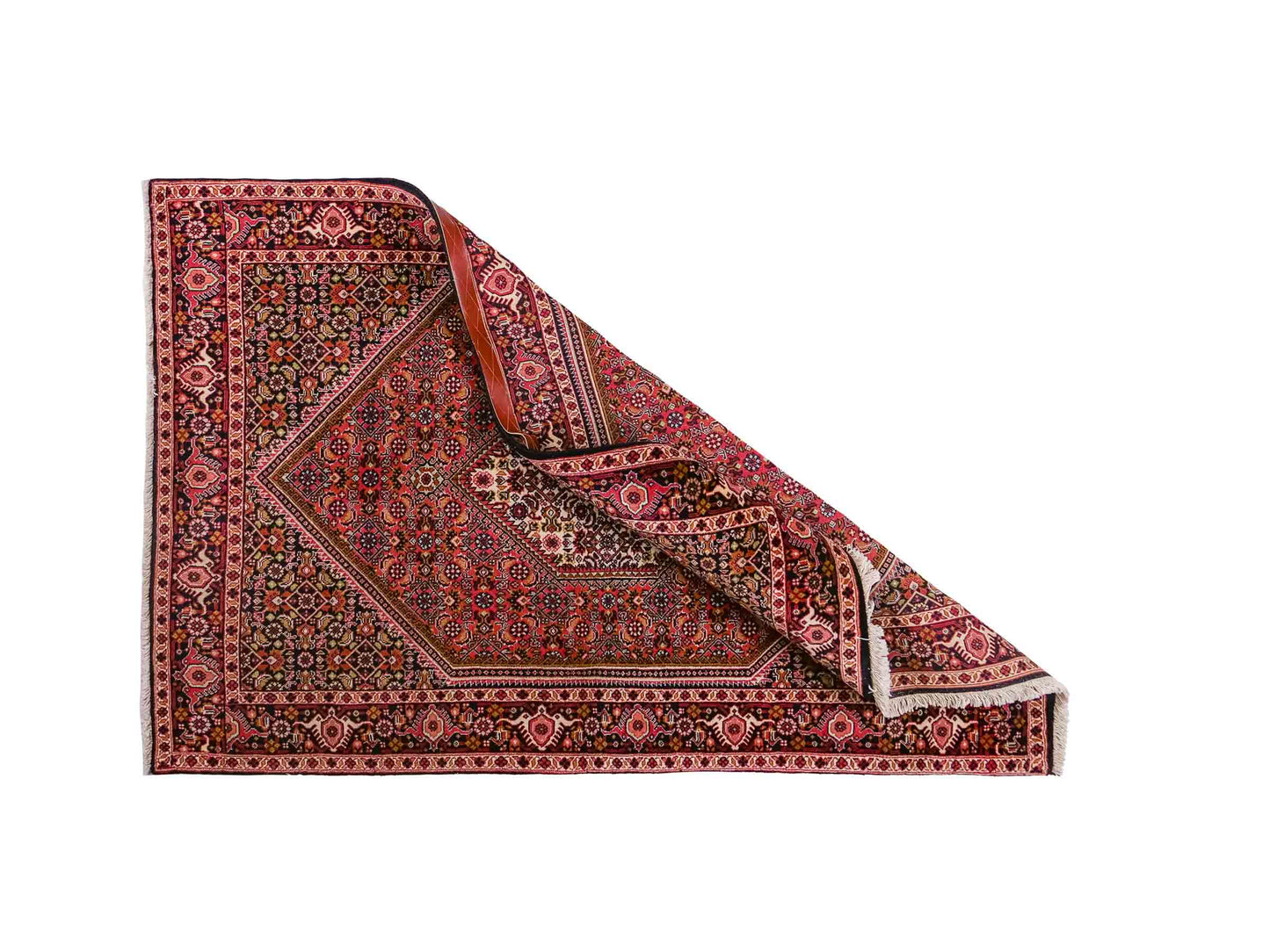Handgeknüpfter Bidjar Perserteppich von Khademi aus Wolle, rot. Feiner, kurdischer Dorfteppich mit geometrischem Medaillon. Orientteppich, von Hand geknüpft in Iran. Größe: 176 cm x 109 cm. Teppichnummer: SB3-1133 | Jupiter Intl.