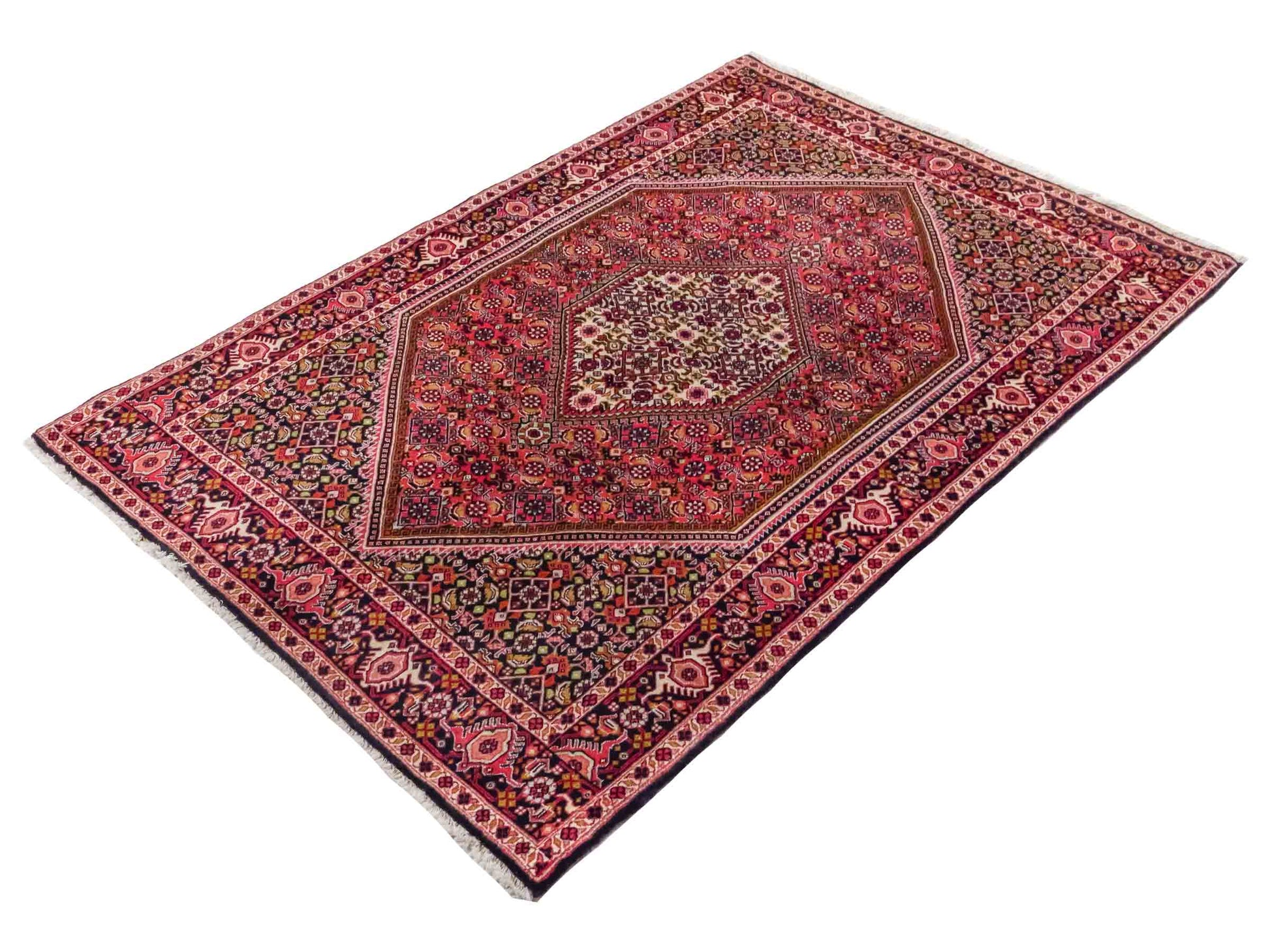 Handgeknüpfter Bidjar Perserteppich von Khademi aus Wolle, rot. Feiner, kurdischer Dorfteppich mit geometrischem Medaillon. Orientteppich, von Hand geknüpft in Iran. Größe: 176 cm x 109 cm. Teppichnummer: SB3-1133 | Jupiter Intl.