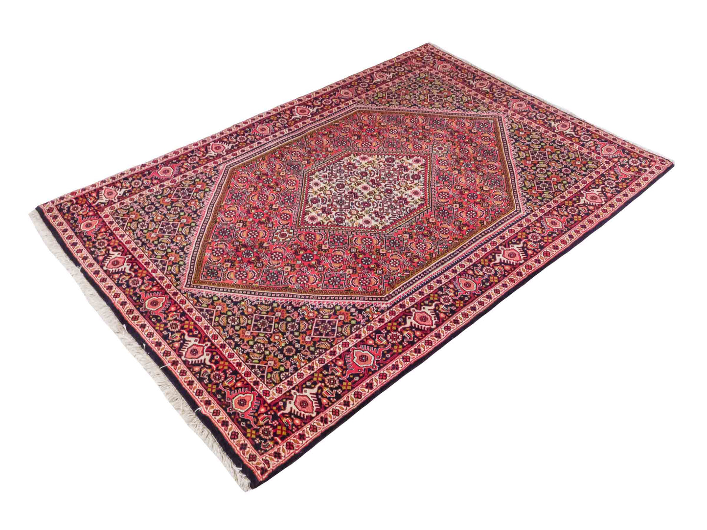 Handgeknüpfter Bidjar Perserteppich von Khademi aus Wolle, rot. Feiner, kurdischer Dorfteppich mit geometrischem Medaillon. Orientteppich, von Hand geknüpft in Iran. Größe: 176 cm x 109 cm. Teppichnummer: SB3-1133 | Jupiter Intl.