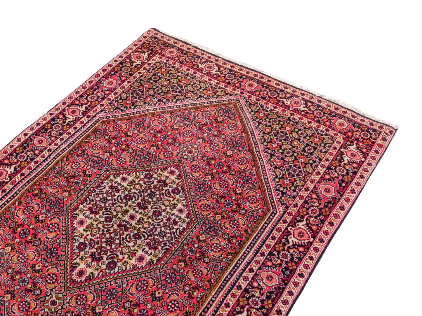 Handgeknüpfter Bidjar Perserteppich von Khademi aus Wolle, rot. Feiner, kurdischer Dorfteppich mit geometrischem Medaillon. Orientteppich, von Hand geknüpft in Iran. Größe: 176 cm x 109 cm. Teppichnummer: SB3-1133 | Jupiter Intl.