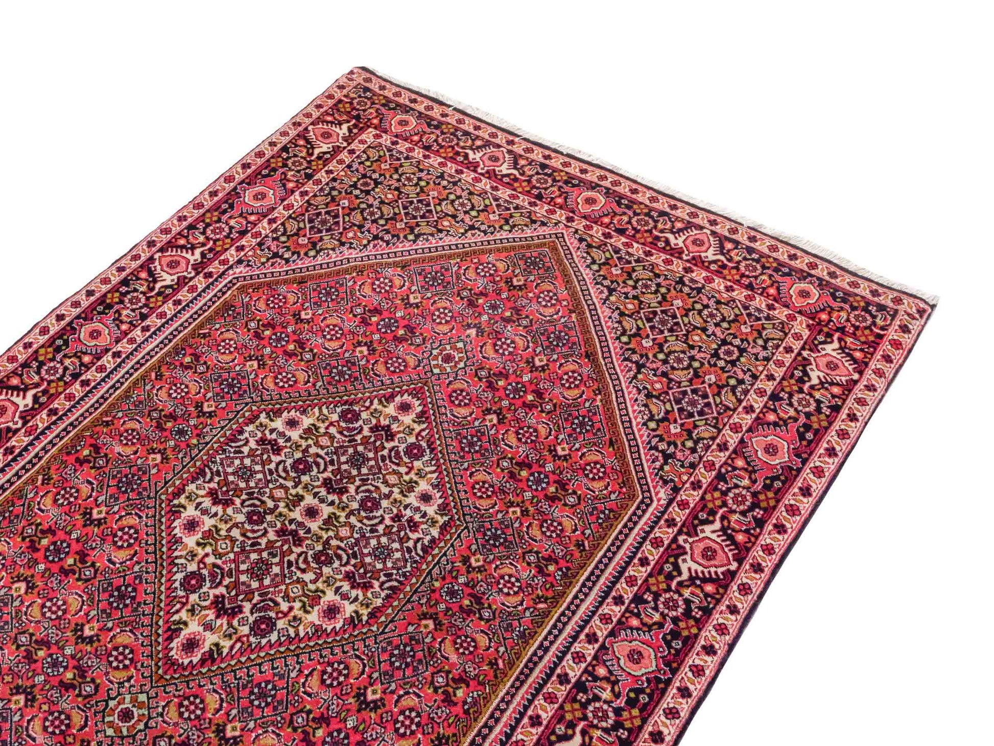 Handgeknüpfter Bidjar Perserteppich von Khademi aus Wolle, rot. Feiner, kurdischer Dorfteppich mit geometrischem Medaillon. Orientteppich, von Hand geknüpft in Iran. Größe: 176 cm x 109 cm. Teppichnummer: SB3-1133 | Jupiter Intl.