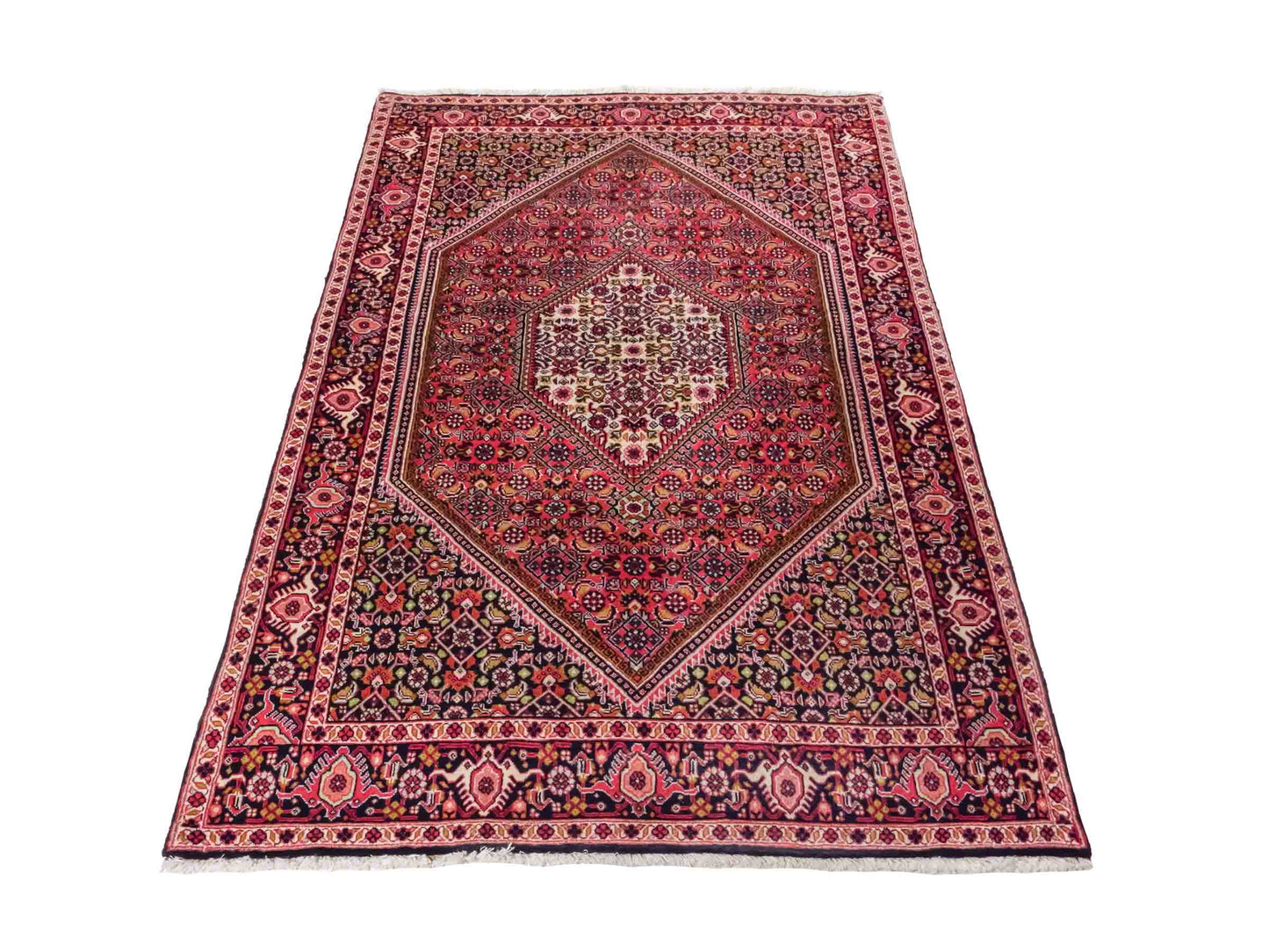 Handgeknüpfter Bidjar Perserteppich von Khademi aus Wolle, rot. Feiner, kurdischer Dorfteppich mit geometrischem Medaillon. Orientteppich, von Hand geknüpft in Iran. Größe: 176 cm x 109 cm. Teppichnummer: SB3-1133 | Jupiter Intl.