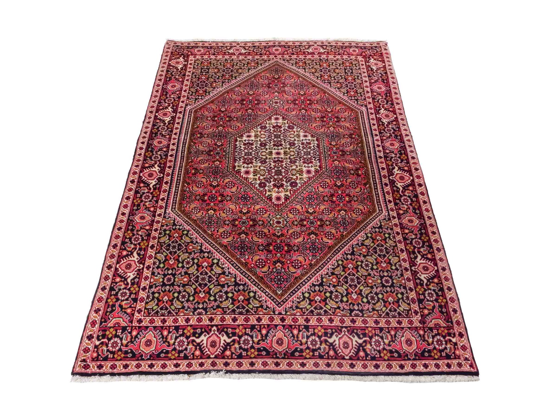 Handgeknüpfter Bidjar Perserteppich von Khademi aus Wolle, rot. Feiner, kurdischer Dorfteppich mit geometrischem Medaillon. Orientteppich, von Hand geknüpft in Iran. Größe: 176 cm x 109 cm. Teppichnummer: SB3-1133 | Jupiter Intl.
