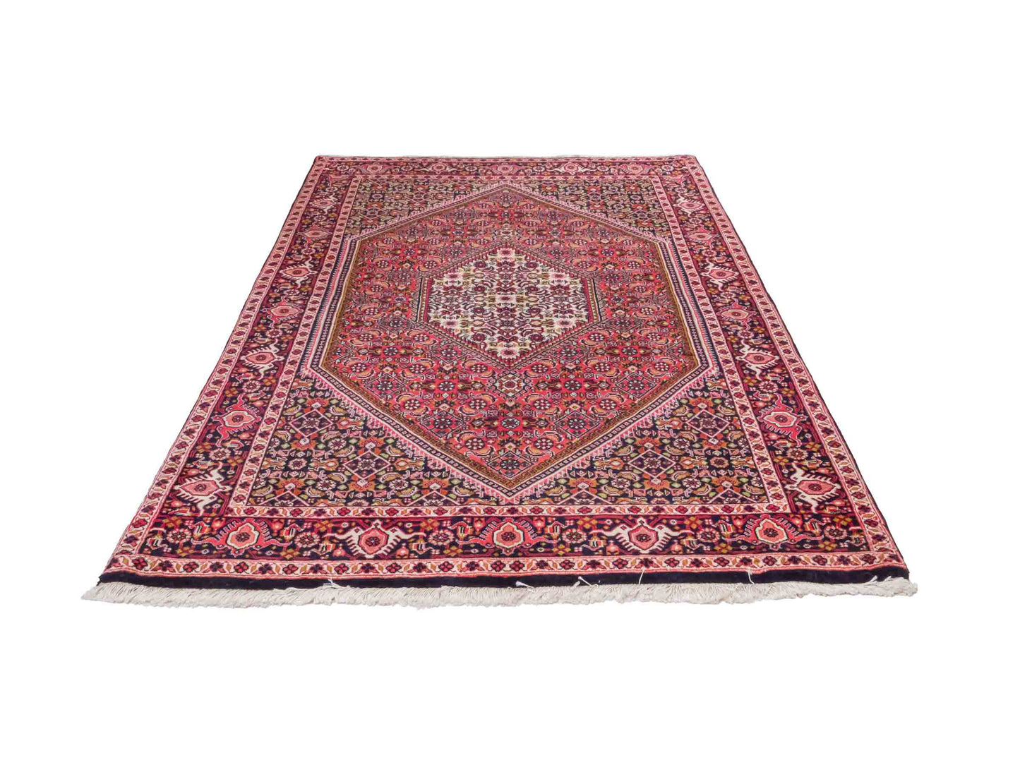 Handgeknüpfter Bidjar Perserteppich von Khademi aus Wolle, rot. Feiner, kurdischer Dorfteppich mit geometrischem Medaillon. Orientteppich, von Hand geknüpft in Iran. Größe: 176 cm x 109 cm. Teppichnummer: SB3-1133 | Jupiter Intl.