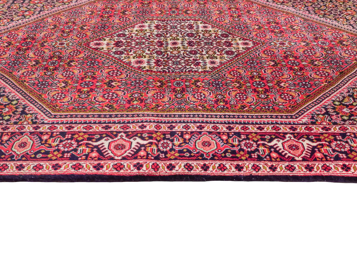 Handgeknüpfter Bidjar Perserteppich von Khademi aus Wolle, rot. Feiner, kurdischer Dorfteppich mit geometrischem Medaillon. Orientteppich, von Hand geknüpft in Iran. Größe: 176 cm x 109 cm. Teppichnummer: SB3-1133 | Jupiter Intl.