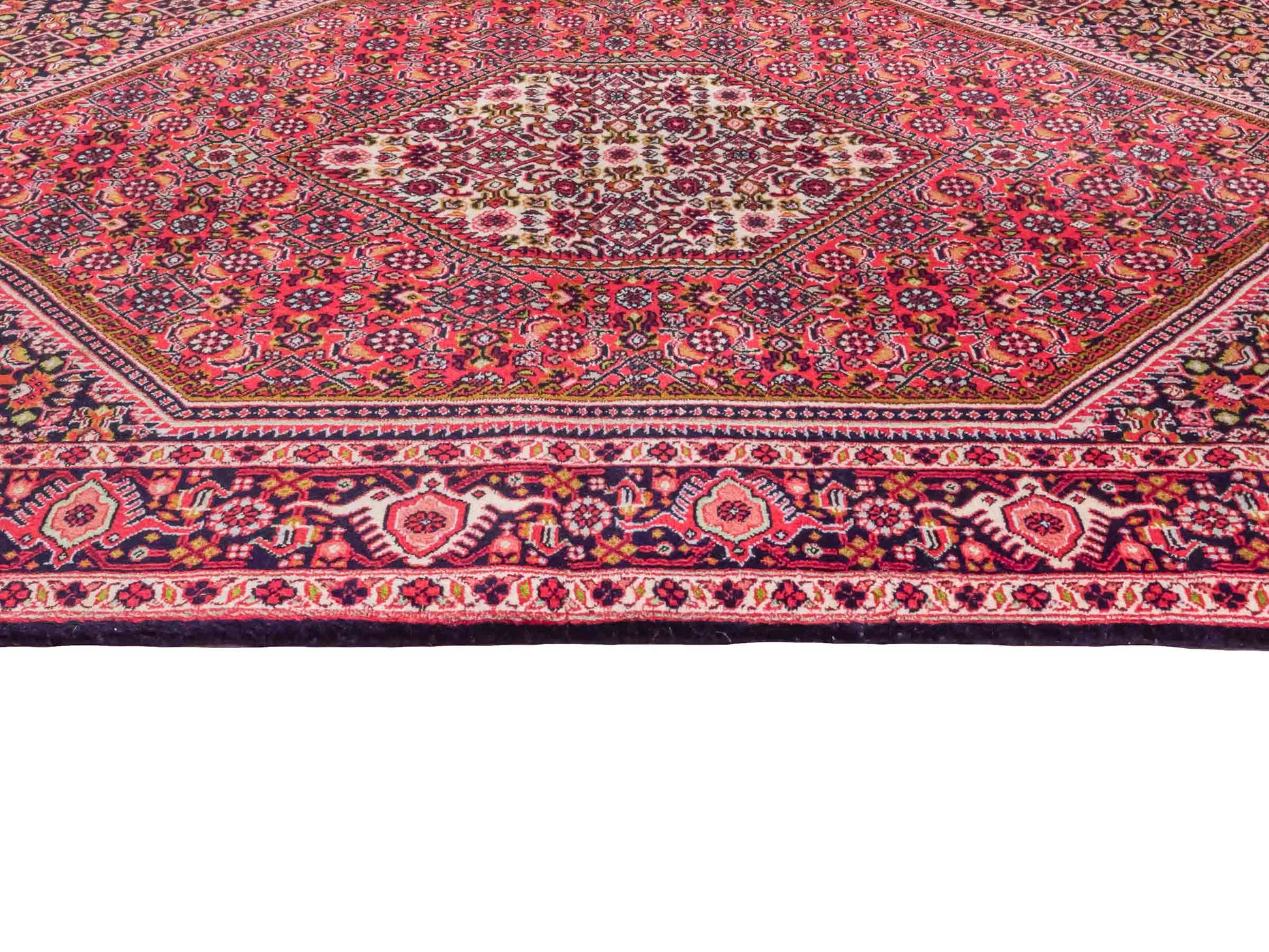Handgeknüpfter Bidjar Perserteppich von Khademi aus Wolle, rot. Feiner, kurdischer Dorfteppich mit geometrischem Medaillon. Orientteppich, von Hand geknüpft in Iran. Größe: 176 cm x 109 cm. Teppichnummer: SB3-1133 | Jupiter Intl.