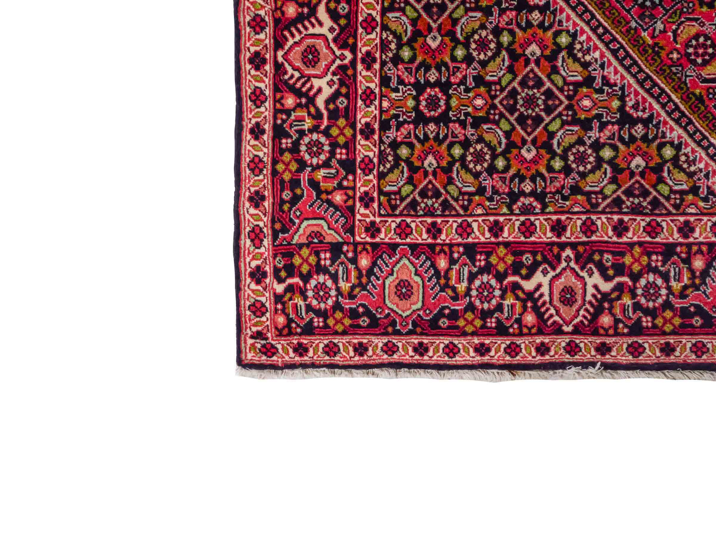 Handgeknüpfter Bidjar Perserteppich von Khademi aus Wolle, rot. Feiner, kurdischer Dorfteppich mit geometrischem Medaillon. Orientteppich, von Hand geknüpft in Iran. Größe: 176 cm x 109 cm. Teppichnummer: SB3-1133 | Jupiter Intl.
