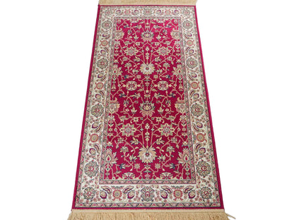 Belgischer, maschinell gefertigter Design Orientteppich aus Kunstseide, rot. 154x79 cm. Verkauf durch Jupiter Intl.