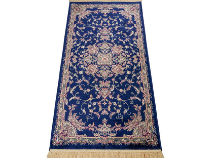 Belgischer, maschinell gefertigter Orientteppich aus Kunstseide, blau. 154x79 cm. Verkauf durch Jupiter Intl.