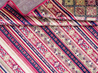 Belgischer, maschinell gefertigter Design Orientteppich aus Kunstseide, rot, multicolor. 155x79 cm. Verkauf durch Jupiter Intl.