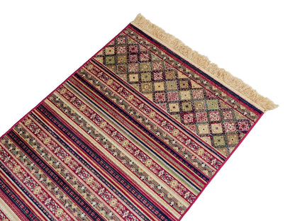 Belgischer, maschinell gefertigter Design Orientteppich aus Kunstseide, rot, multicolor. 155x79 cm. Verkauf durch Jupiter Intl.