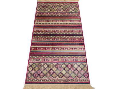 Belgischer, maschinell gefertigter Design Orientteppich aus Kunstseide, rot, multicolor. 155x79 cm. Verkauf durch Jupiter Intl.