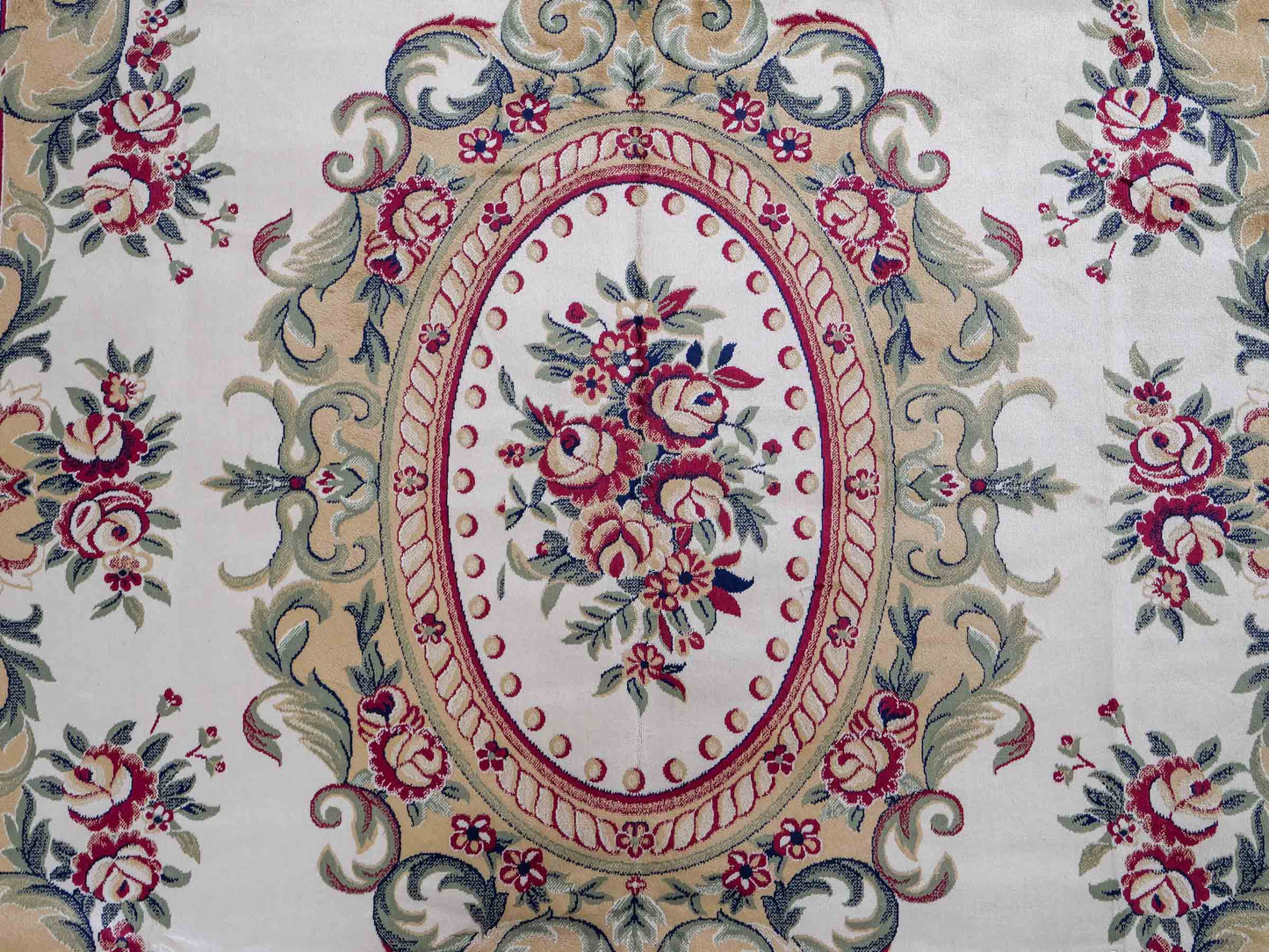 Belgischer, maschinell gefertigter Design Orientteppich aus Kunstseide, creme, weiß. 275x185 cm. Verkauf durch Jupiter Intl.