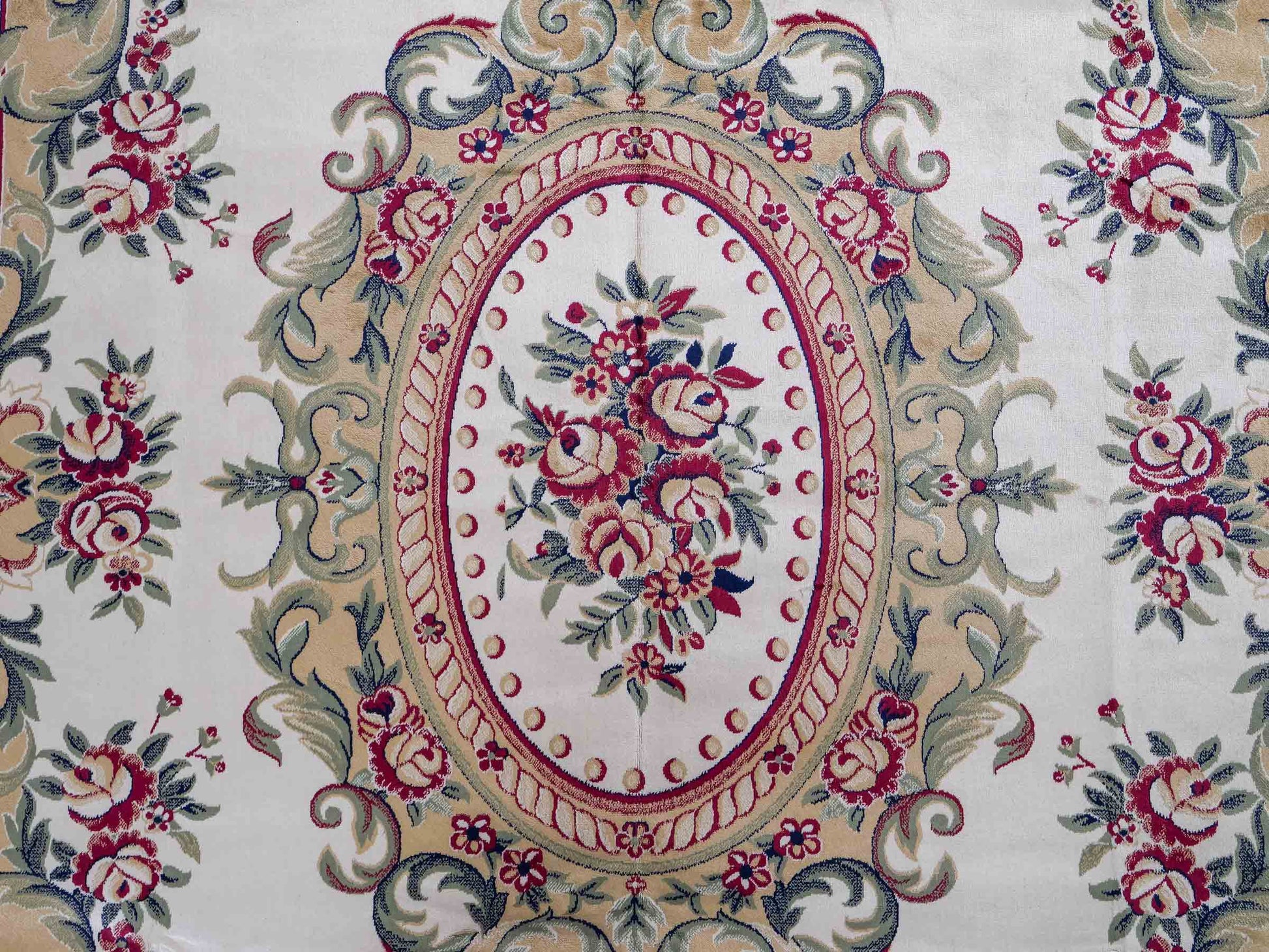 Belgischer, maschinell gefertigter Design Orientteppich aus Kunstseide, creme, weiß. 275x185 cm. Verkauf durch Jupiter Intl.