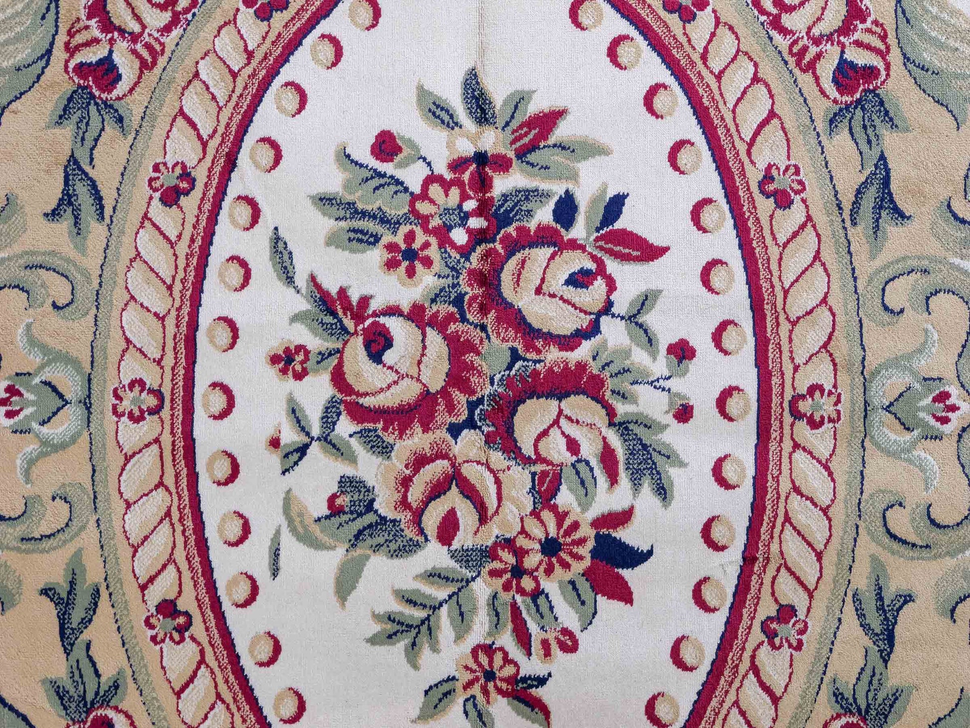 Belgischer, maschinell gefertigter Design Orientteppich aus Kunstseide, creme, weiß. 275x185 cm. Verkauf durch Jupiter Intl.