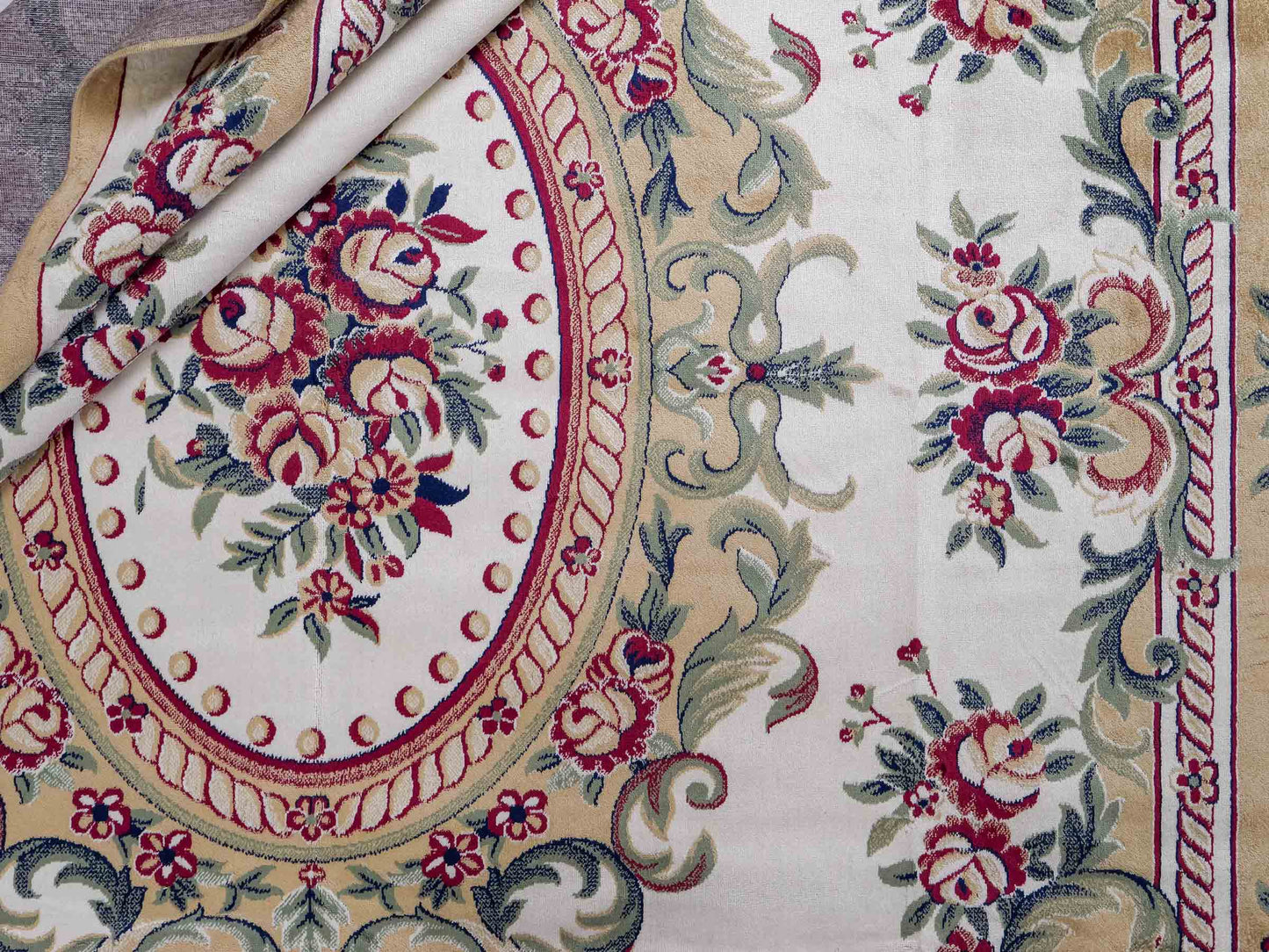 Belgischer, maschinell gefertigter Design Orientteppich aus Kunstseide, creme, weiß. 275x185 cm. Verkauf durch Jupiter Intl.