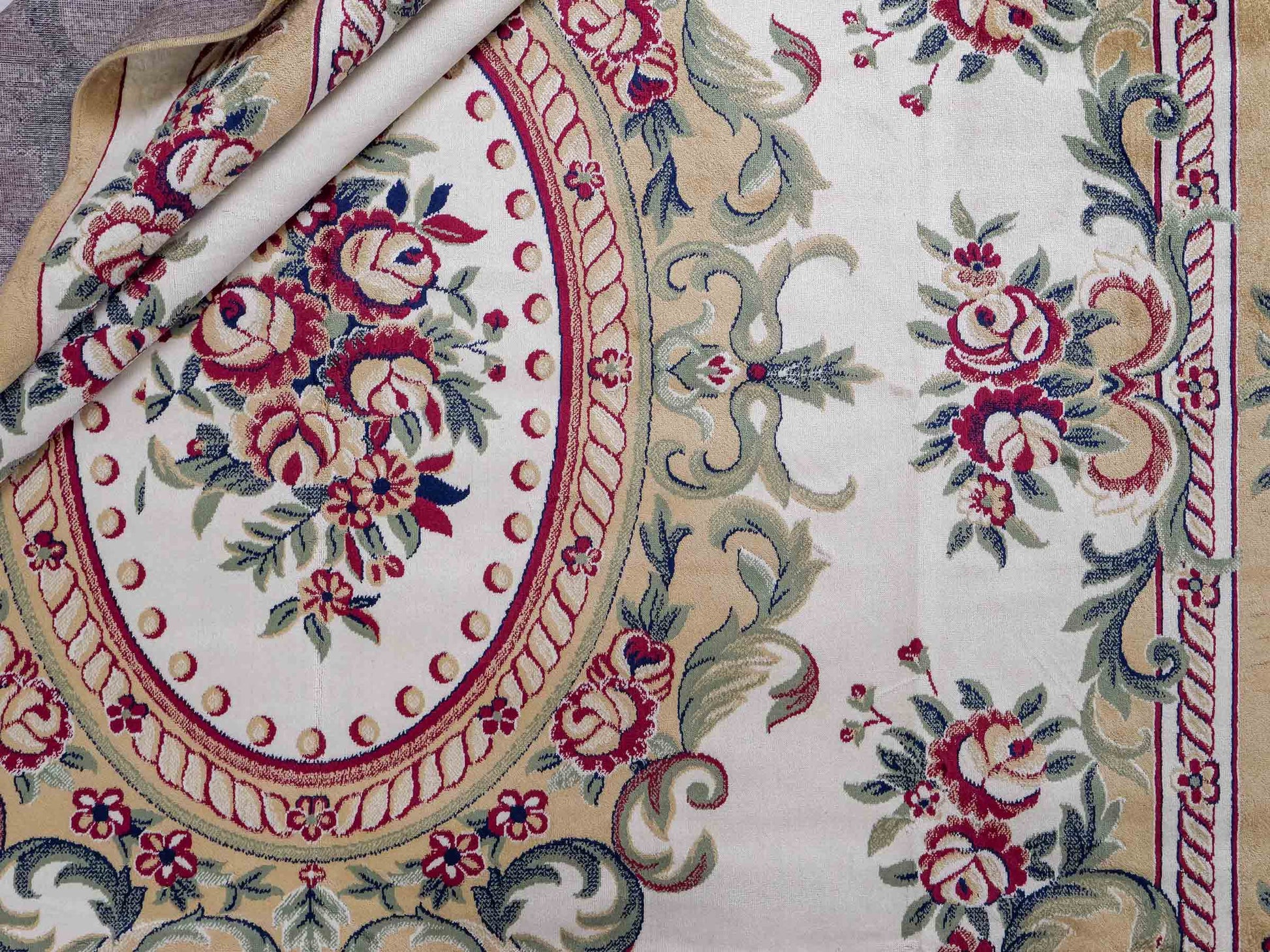 Belgischer, maschinell gefertigter Design Orientteppich aus Kunstseide, creme, weiß. 275x185 cm. Verkauf durch Jupiter Intl.