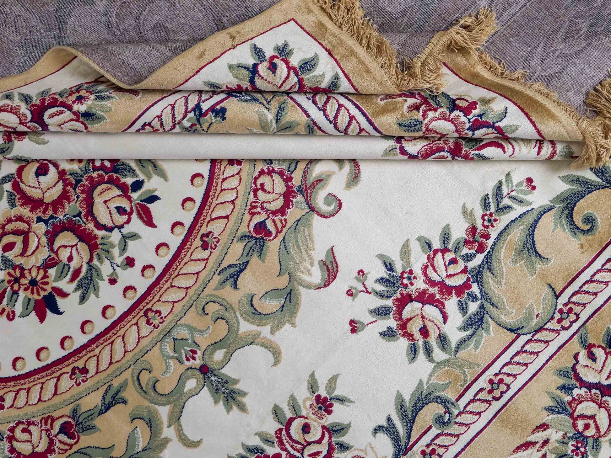 Belgischer, maschinell gefertigter Design Orientteppich aus Kunstseide, creme, weiß. 275x185 cm. Verkauf durch Jupiter Intl.